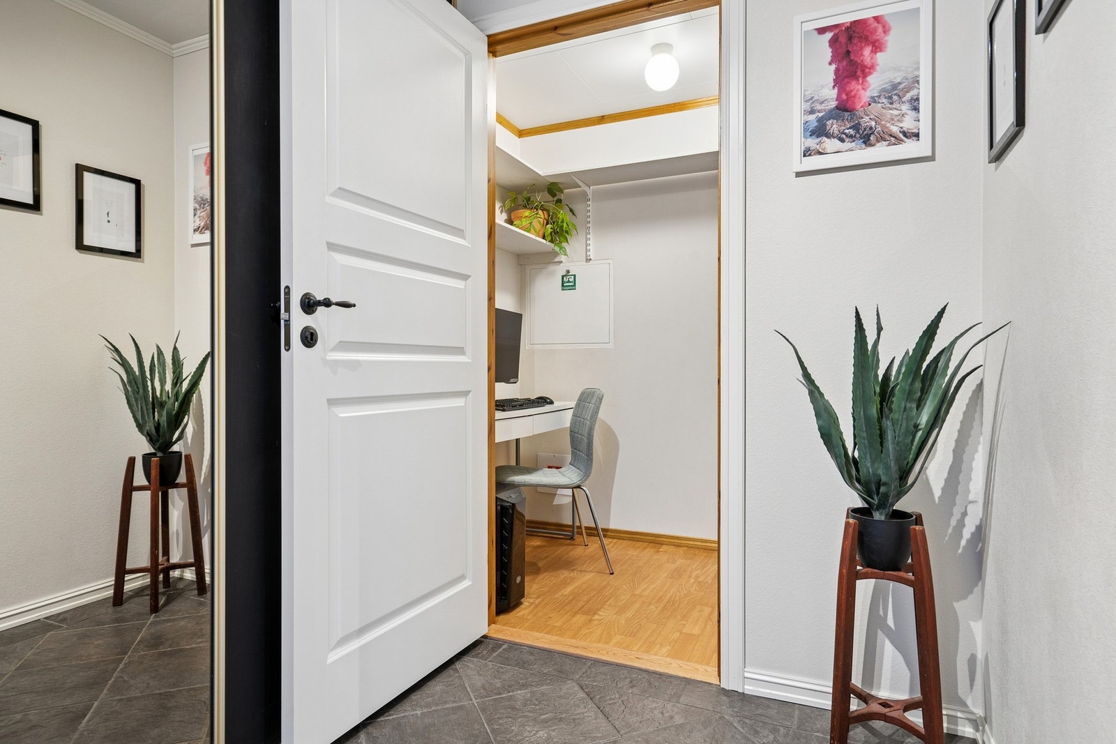 Praktisk bod i tilknytning til entré med gode oppbevaringsmuligheter. Galleribilde