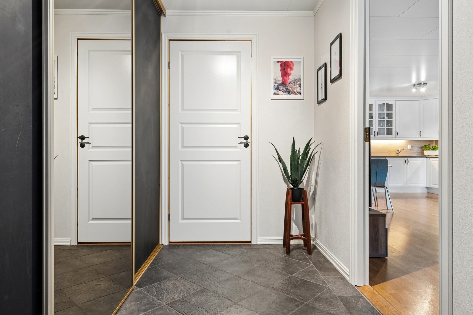 En integrert skyvedørsgarderobe er etablert i entréen, som gir gode oppbevaringsmuligheter av yttertøy. Galleribilde