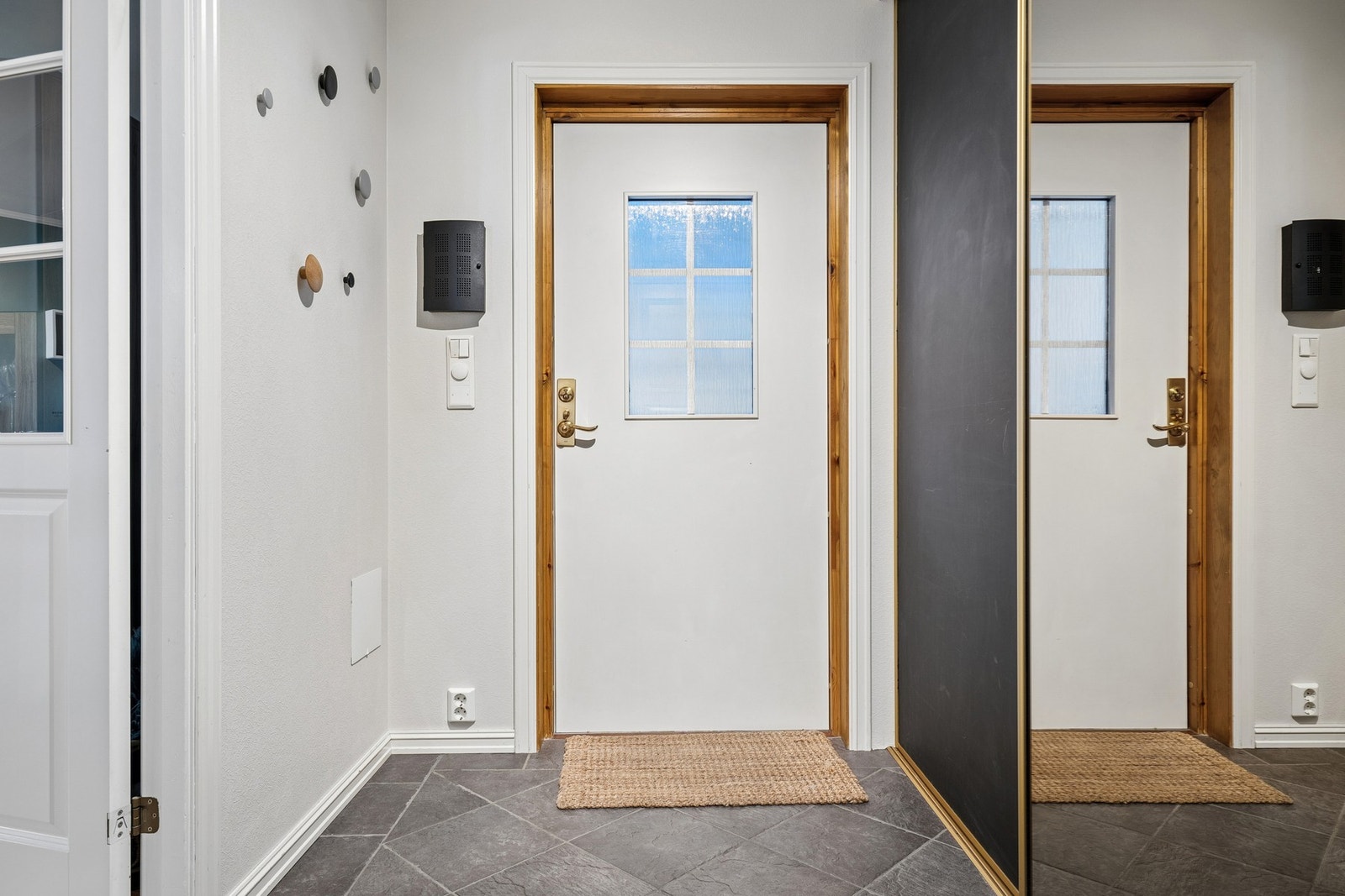 Skapdørene i gangen er malt med tavlemaling. Galleribilde