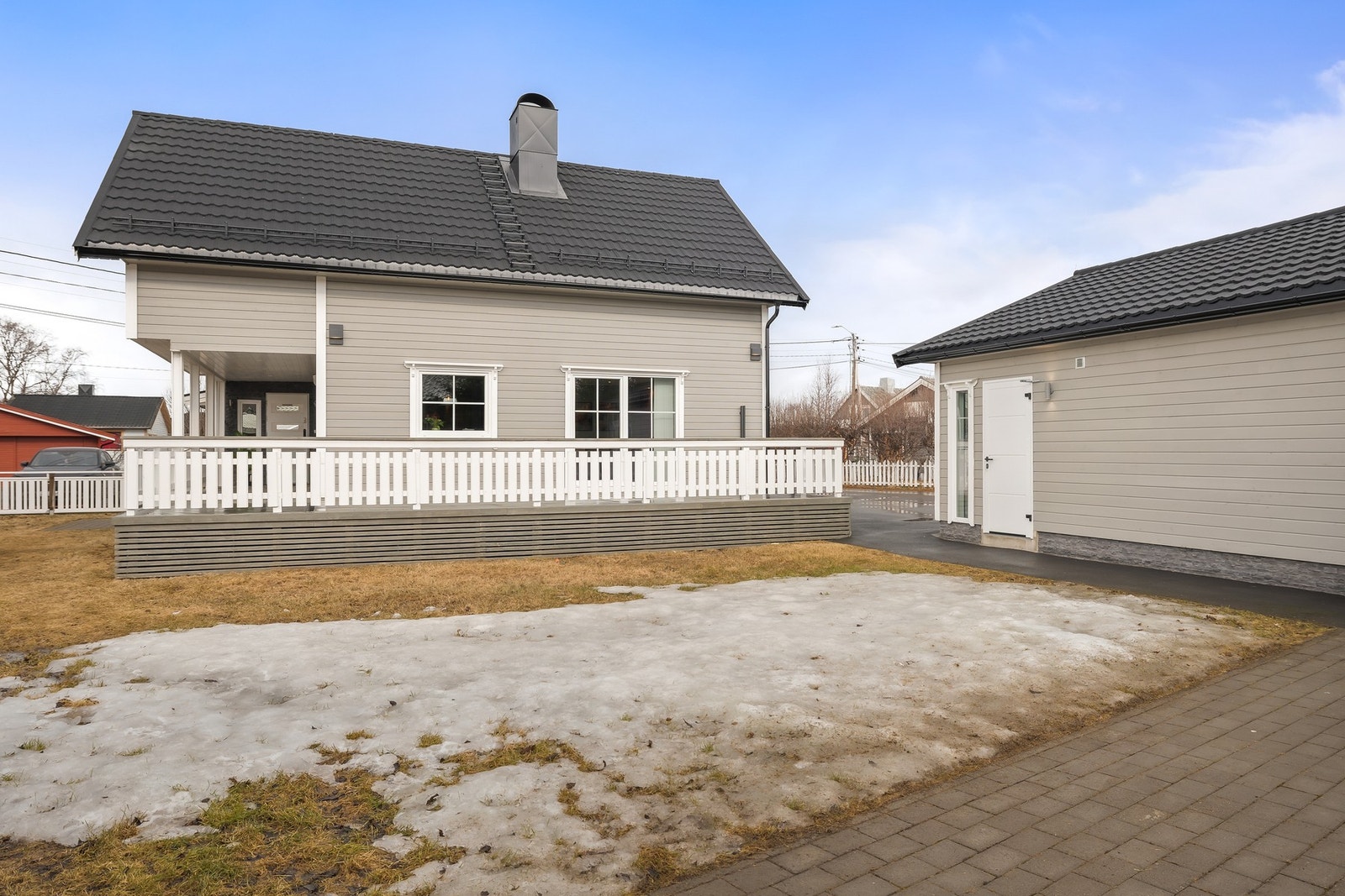 Det er god plass til ulike sittesoner i hagen. Galleribilde