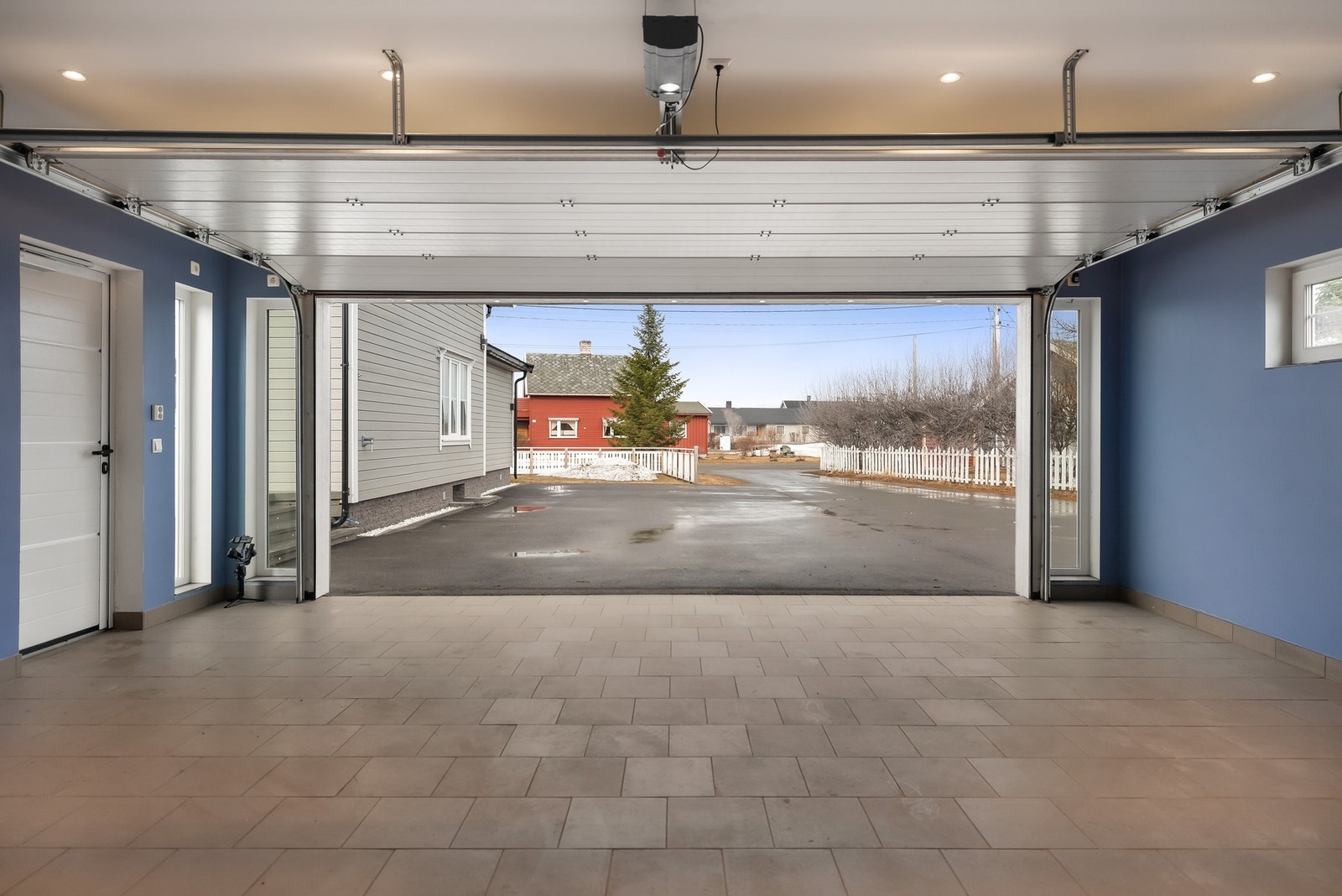 Garasjen har god plass til to biler. Galleribilde