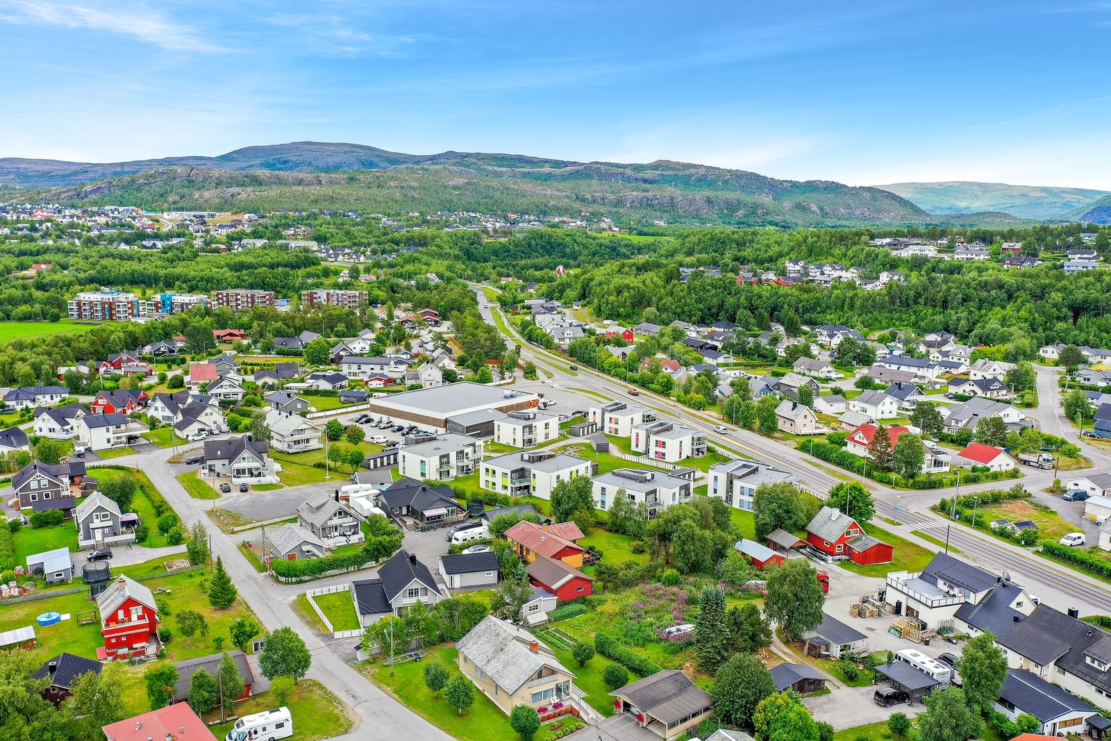 Eiendommen har en attraktiv og meget barnevennlig beliggenhet i et etablert og rolig boligområde på Kronstad. Galleribilde
