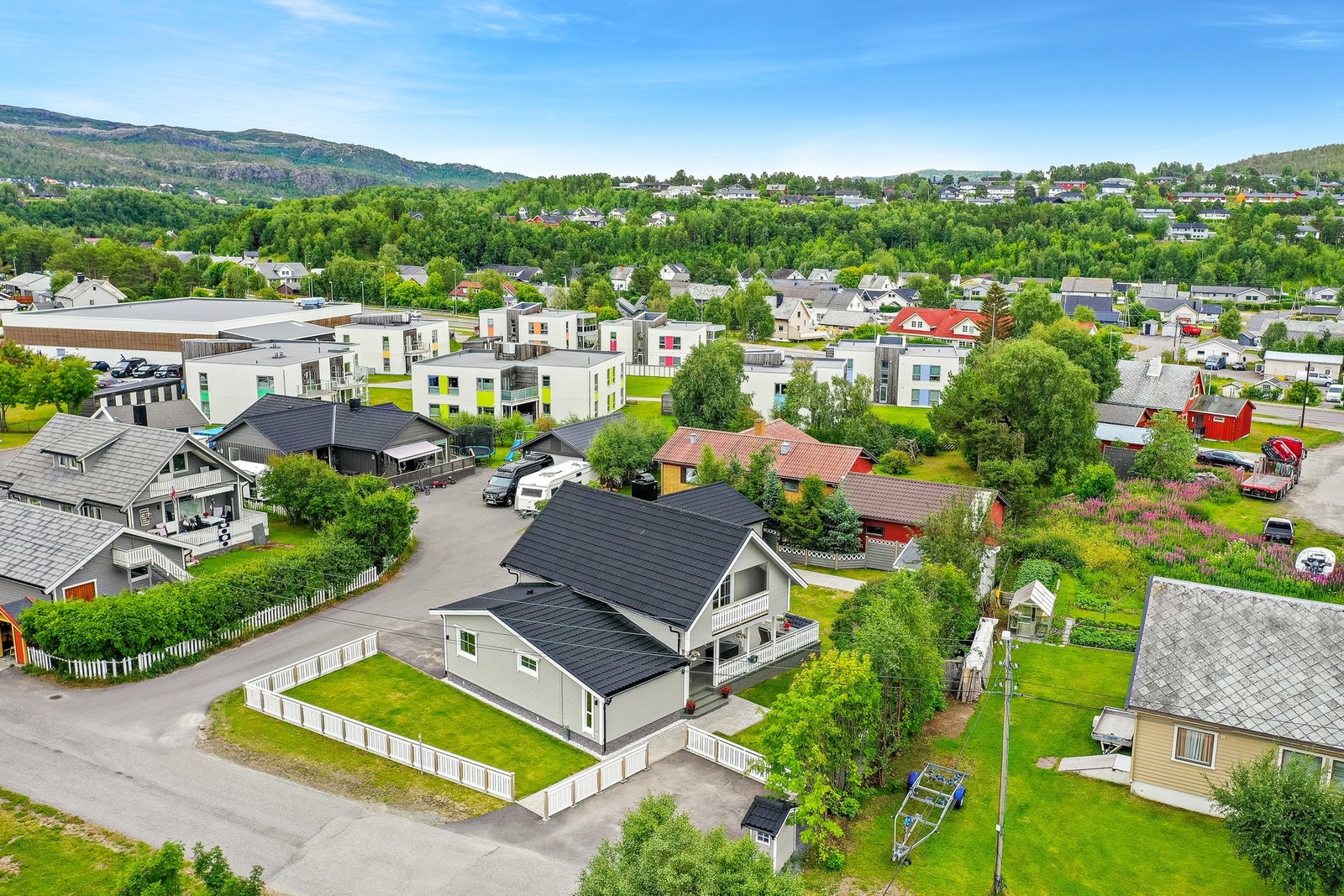 Området består hovedsakelig av eneboliger og er kjent for sitt gode og trygge bomiljø, ideelt for barnefamilier. Galleribilde