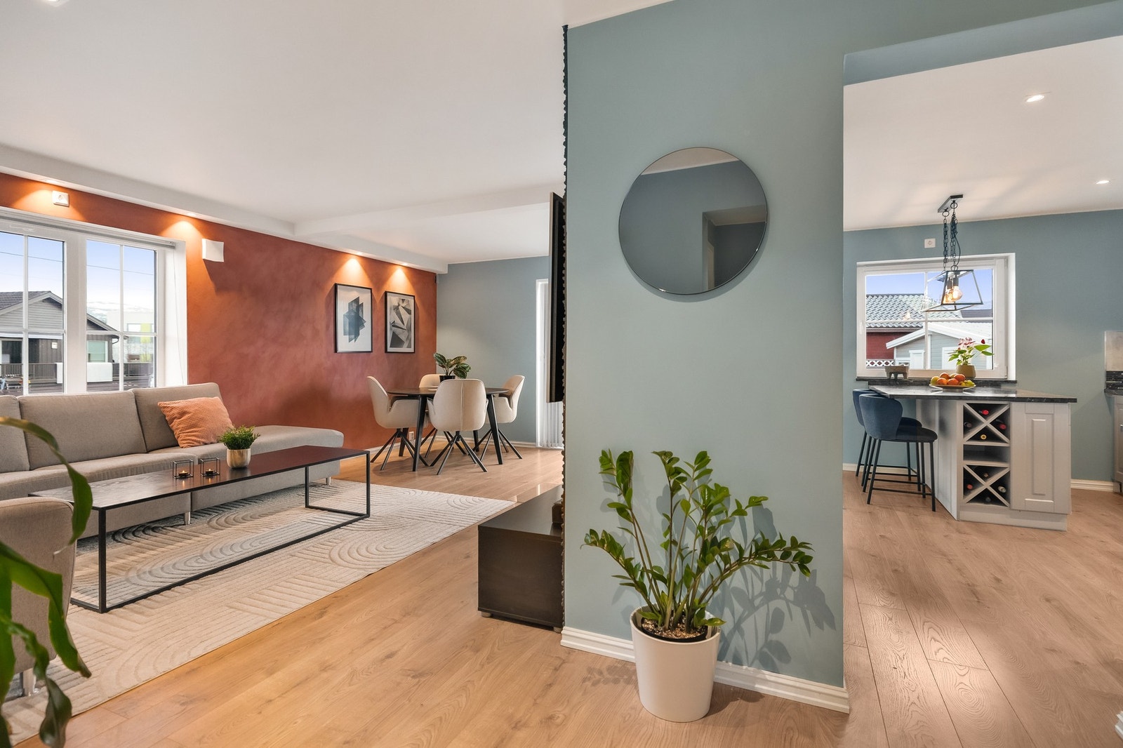 Det er store vindusflater som sørger for rikelig med naturlig lysinnslipp. Galleribilde