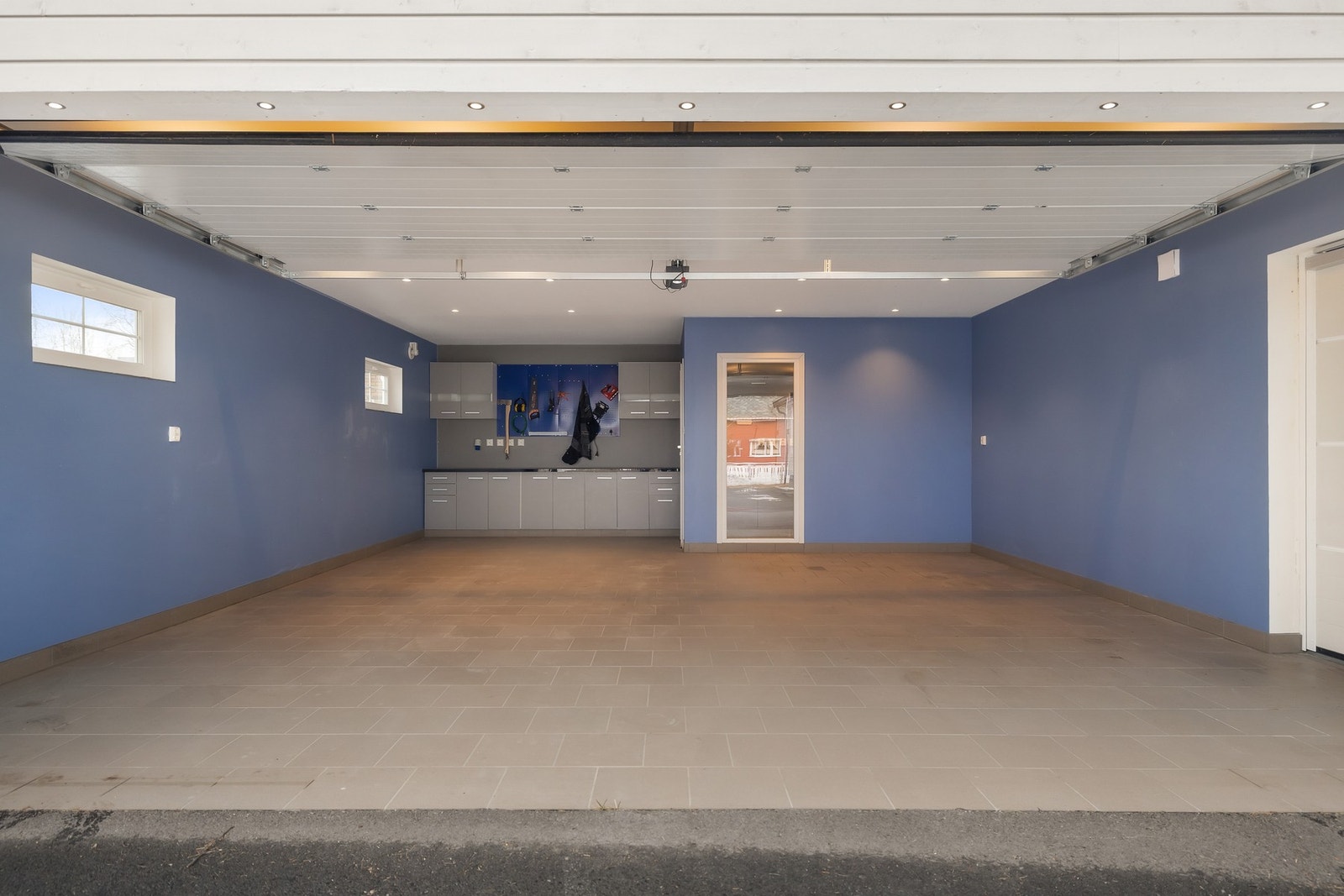 Det er også rikelig med plass til arbeidsbenk og oppbevaring. Galleribilde