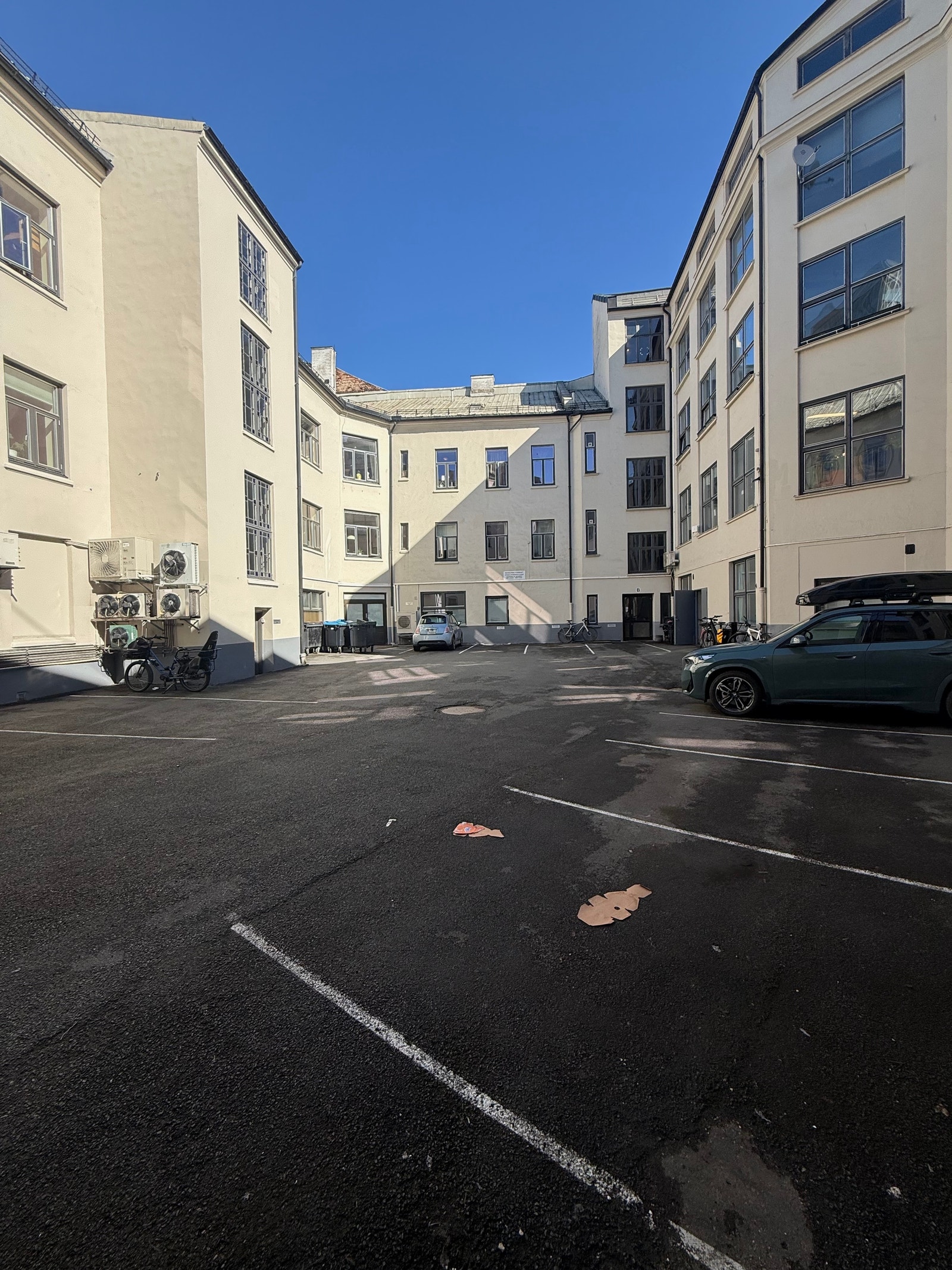 Bakgård med mulighet for leie av parkering. Galleribilde