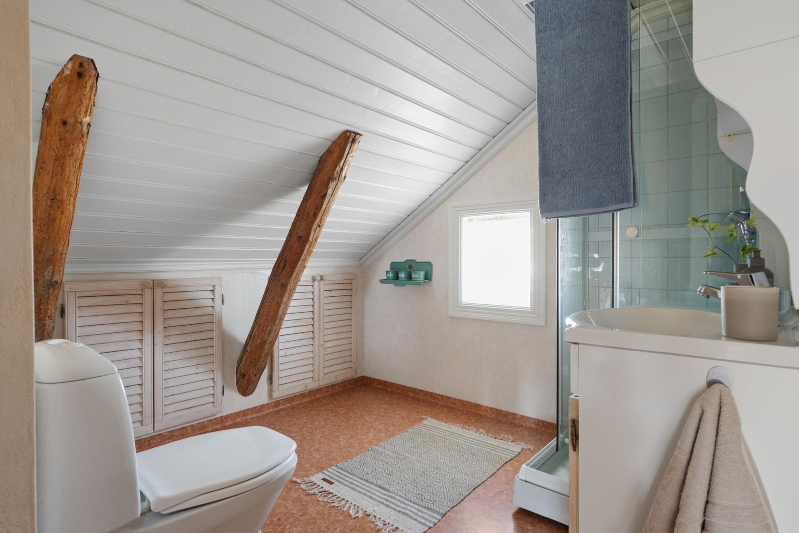 Badet i 2. etasje har servant, toalett og dusjløsning. Rommet har gulvvarme og naturlig ventilasjon. Galleribilde