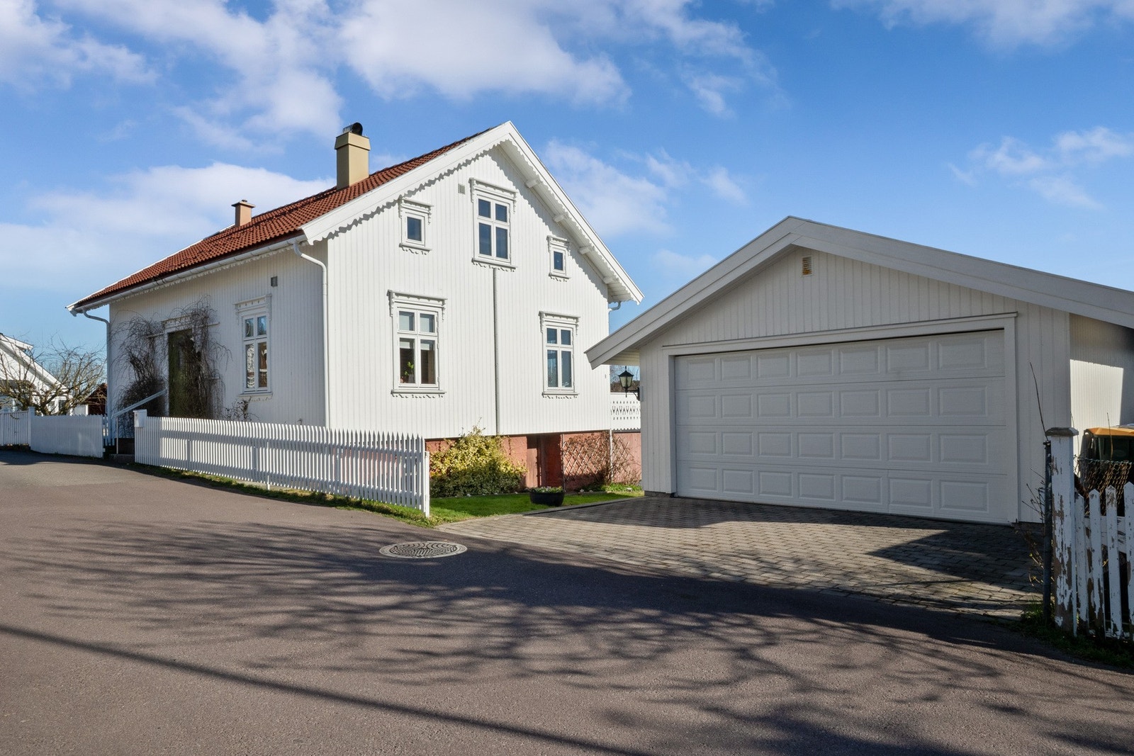 Eiendommen har en romslig garasje fra 2004. Galleribilde