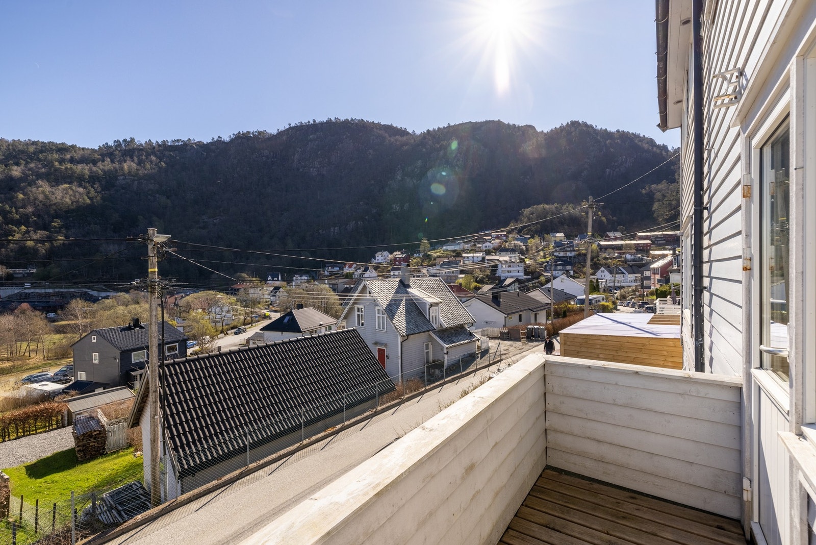 Flott utsikt mot Lyngbøvannet og Damsgårdsfjellet. Galleribilde