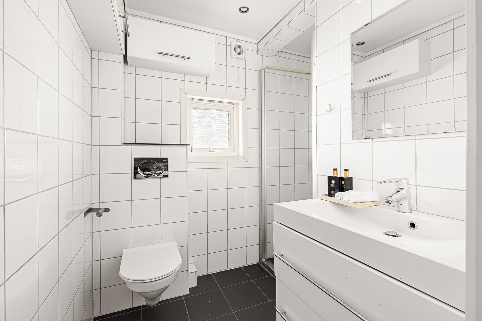 Badet måler 3,5 kvm og er helfliset med varmekabler i gulv. Galleribilde