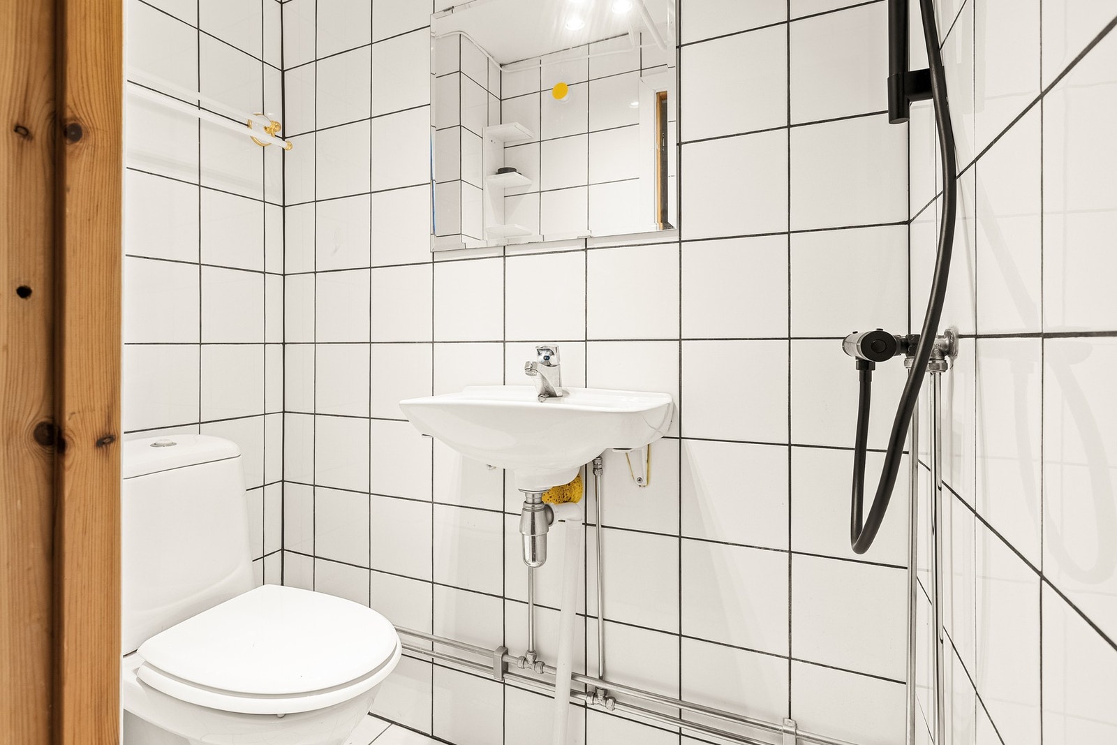 Badet er 1,5 kvm og er helfliset. Badet inneholder wc, servant og dusj. Galleribilde