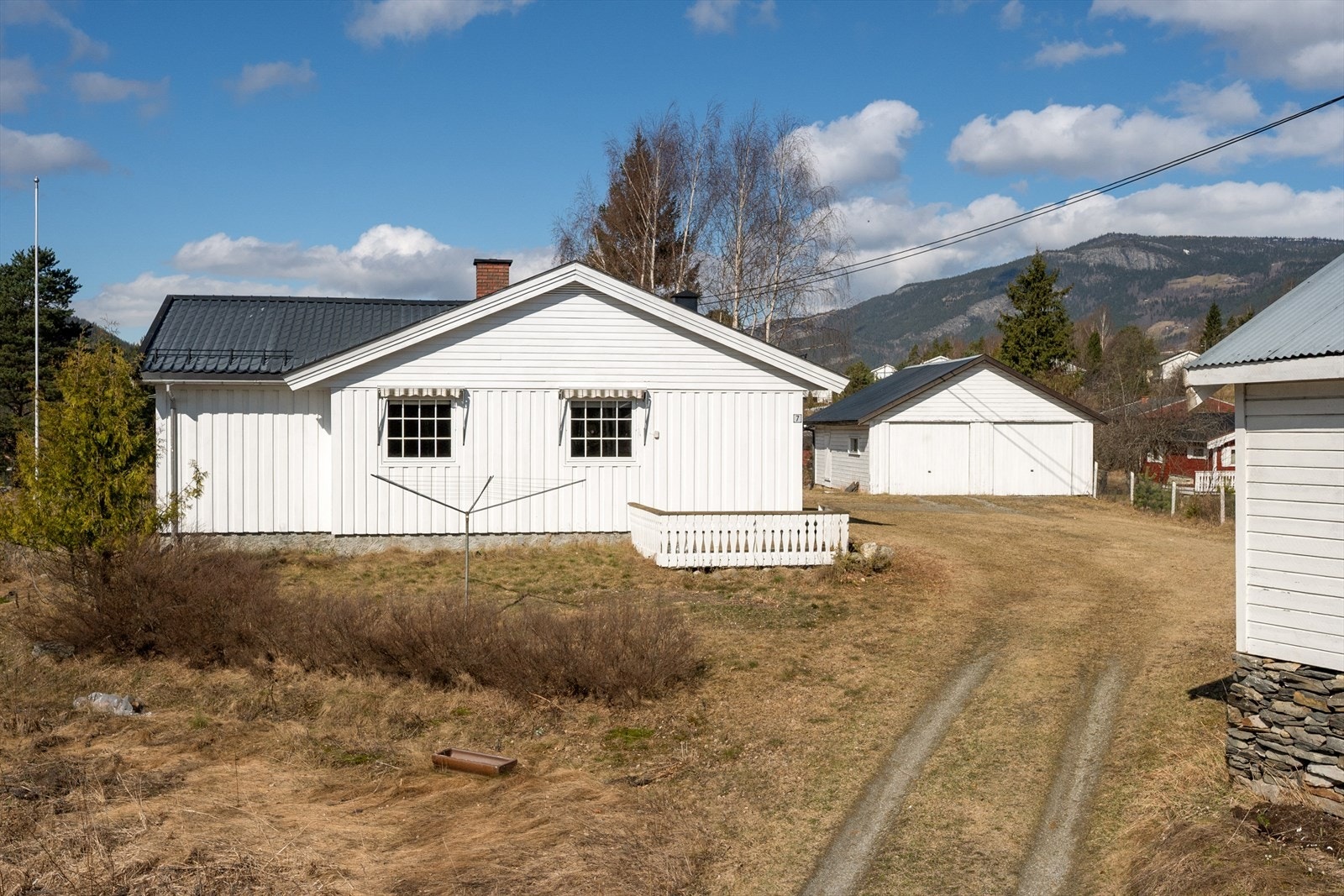Den romslige tomten byr på godt med boltreplass. Galleribilde