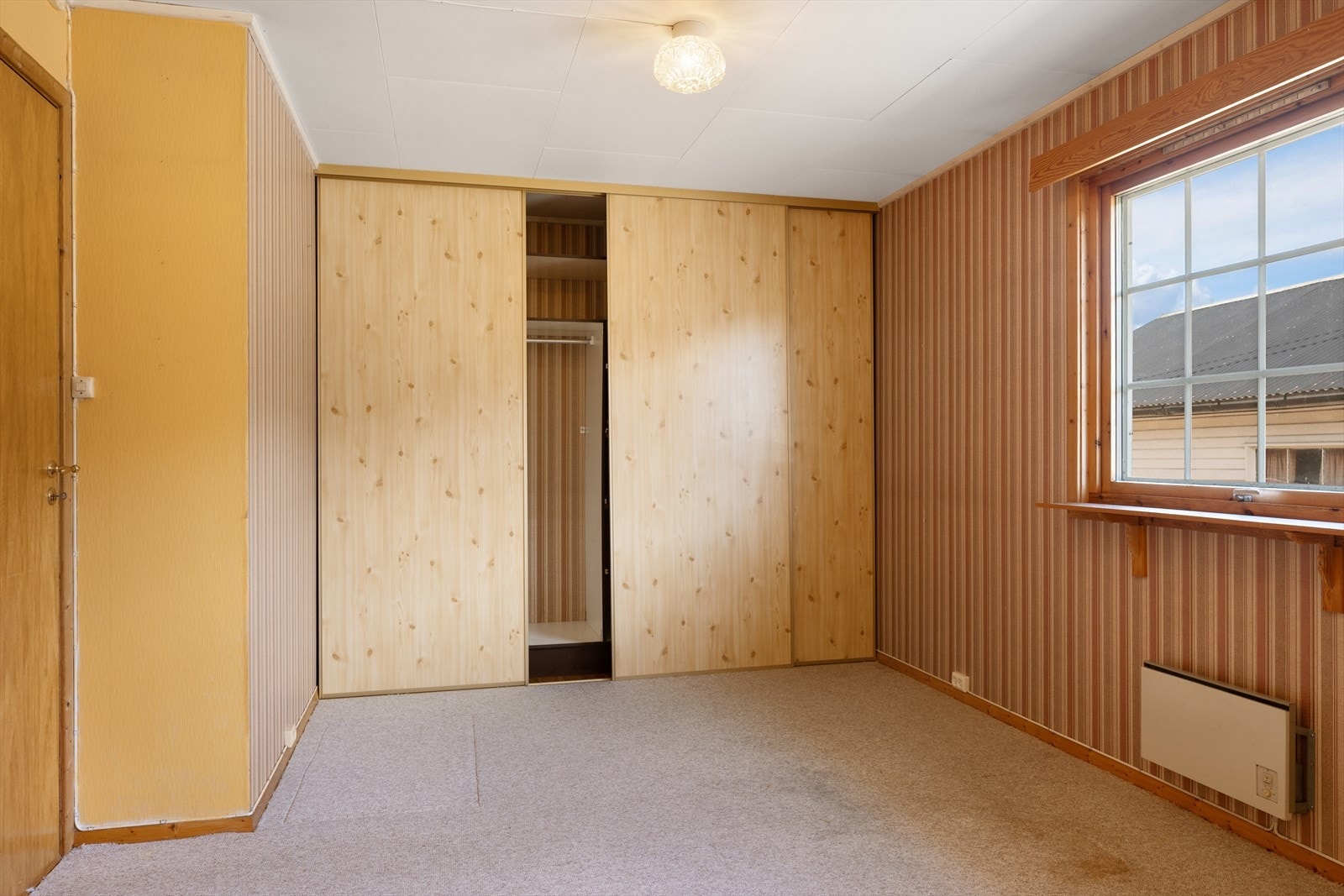 Rommet har oppbevaringsplass i skyvedørsgarderobe. Galleribilde