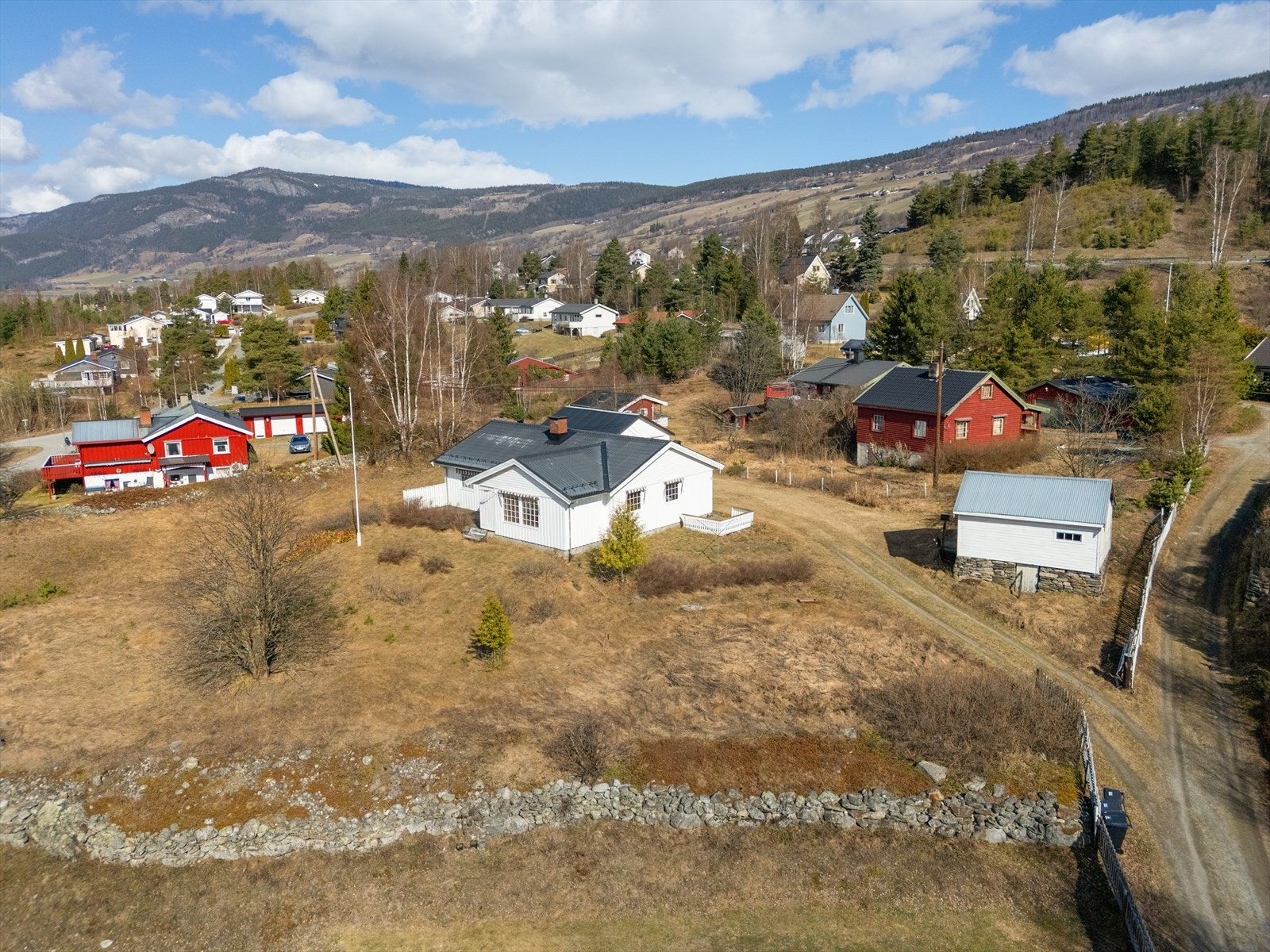Eiendommen ligger vendt mot sørvest, og har gode lys- og solforhold. Galleribilde