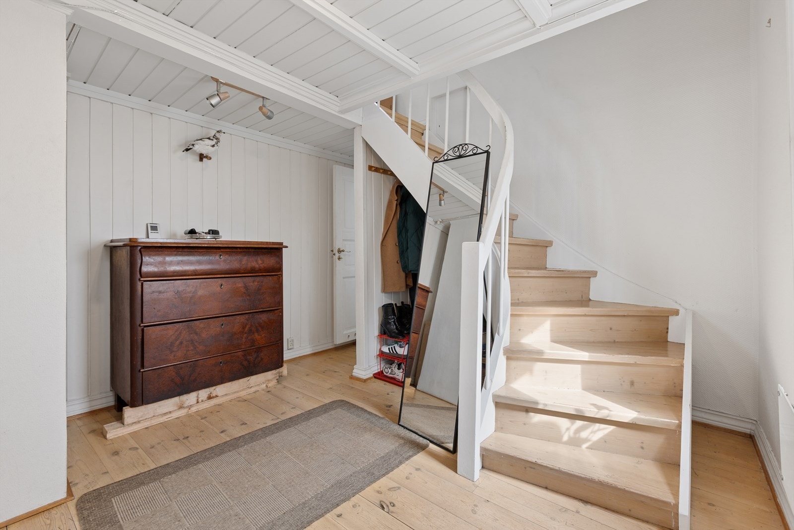 Entréen har plass til yttertøy og sko, med trapp som fører opp til soveromsavdelingen i andre etasje. Galleribilde