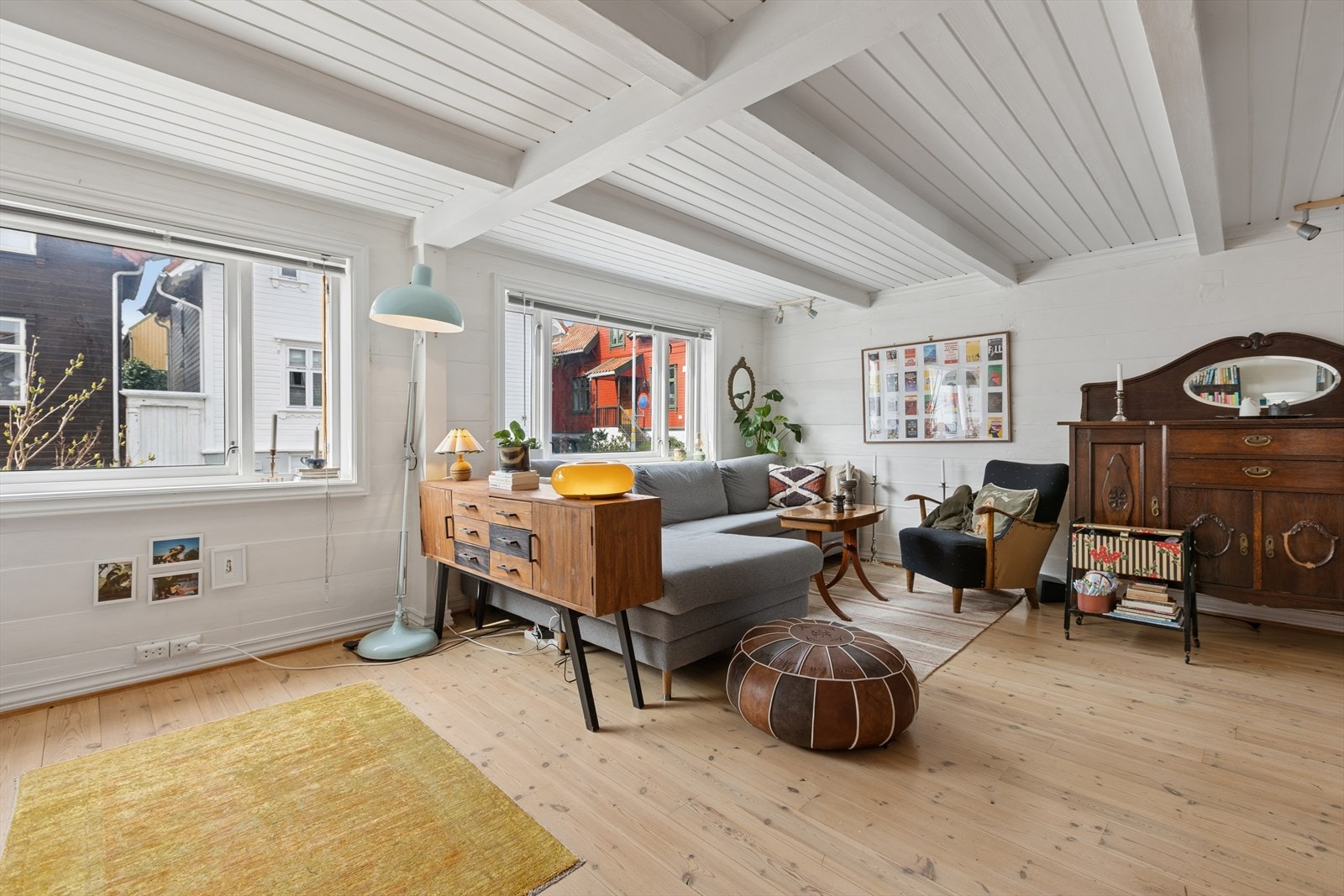 Stuen er romslig og gjennomgående, noe som gir fleksible møbleringsmuligheter og en god romfølelse. Galleribilde