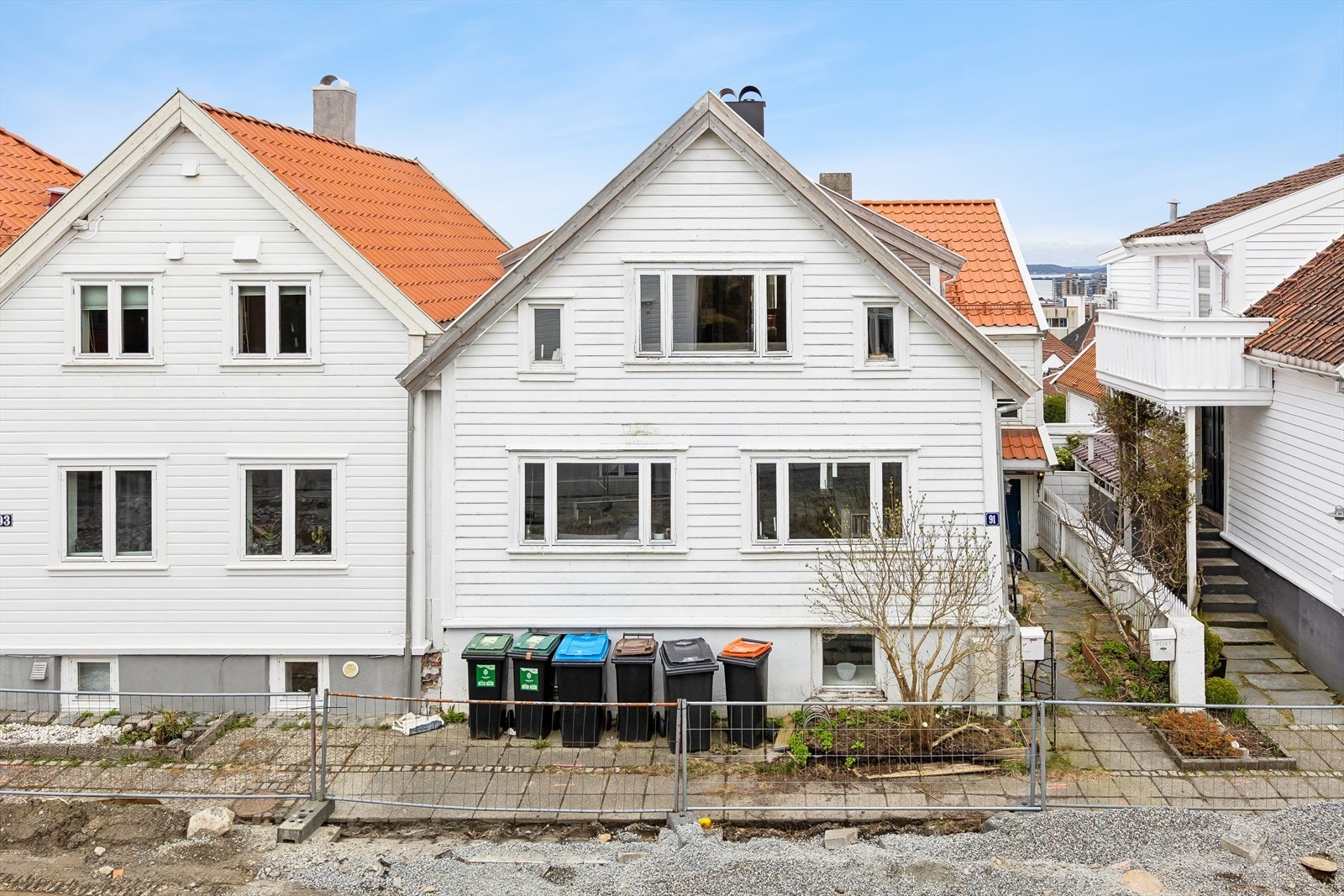 Taket har ny tekking med teglpanner, og takrenner i aluminium ble montert i 2022. Galleribilde