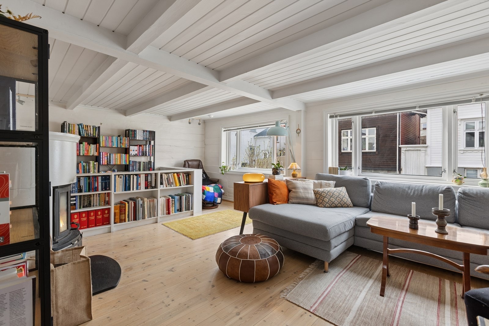 Store vindusflater gir godt med naturlig lys inn. Galleribilde