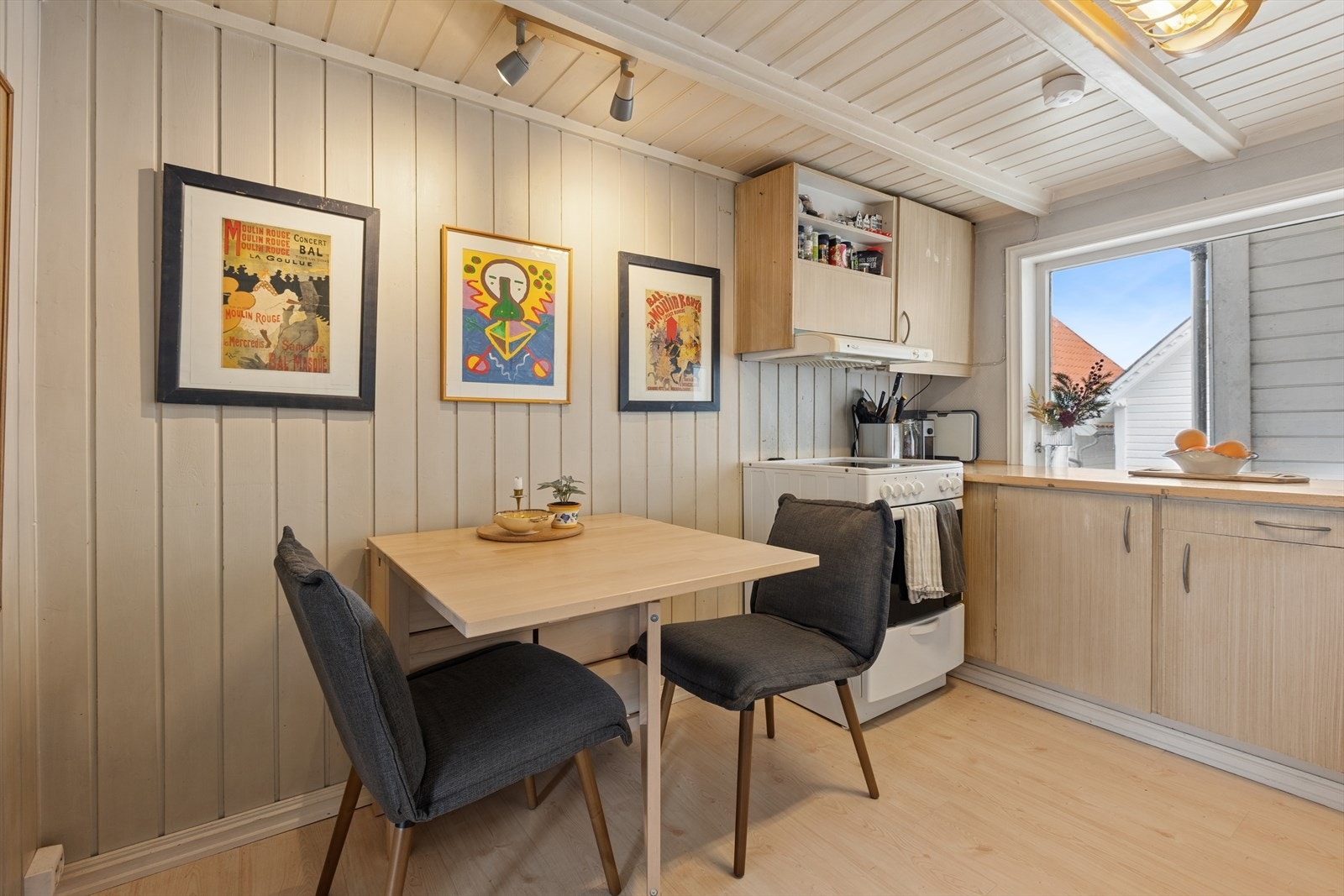 Kjøkkenet er et eget rom med plass til en hyggelig spiseplass. Galleribilde