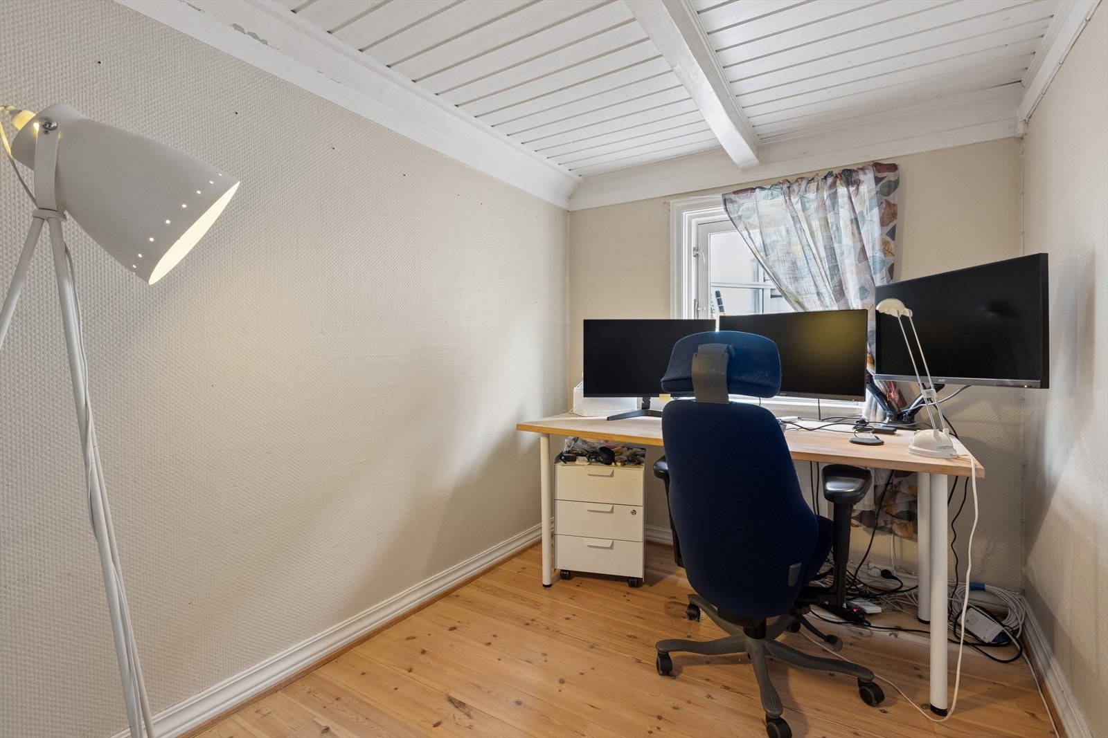 Det tredje soverommet egner seg godt som hjemmekontor, og gir en rolig og adskilt arbeidsplass. Galleribilde