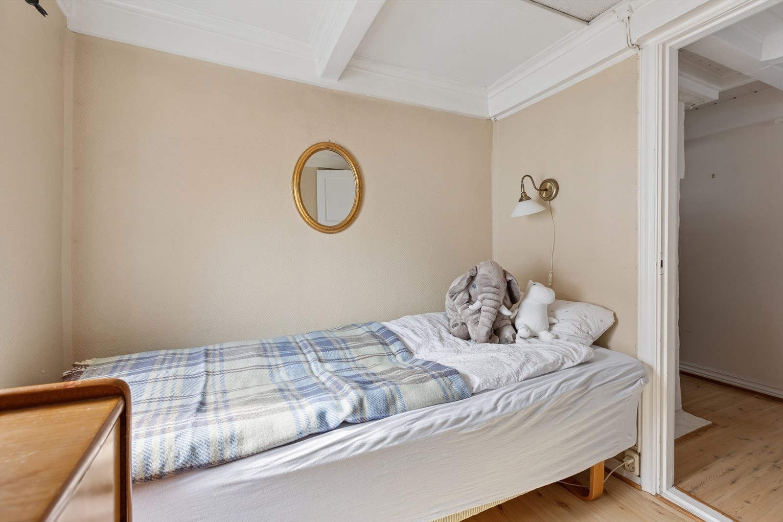 Et lyst og trivelig rom med plass til seng og oppbevaringsmøbler. Galleribilde