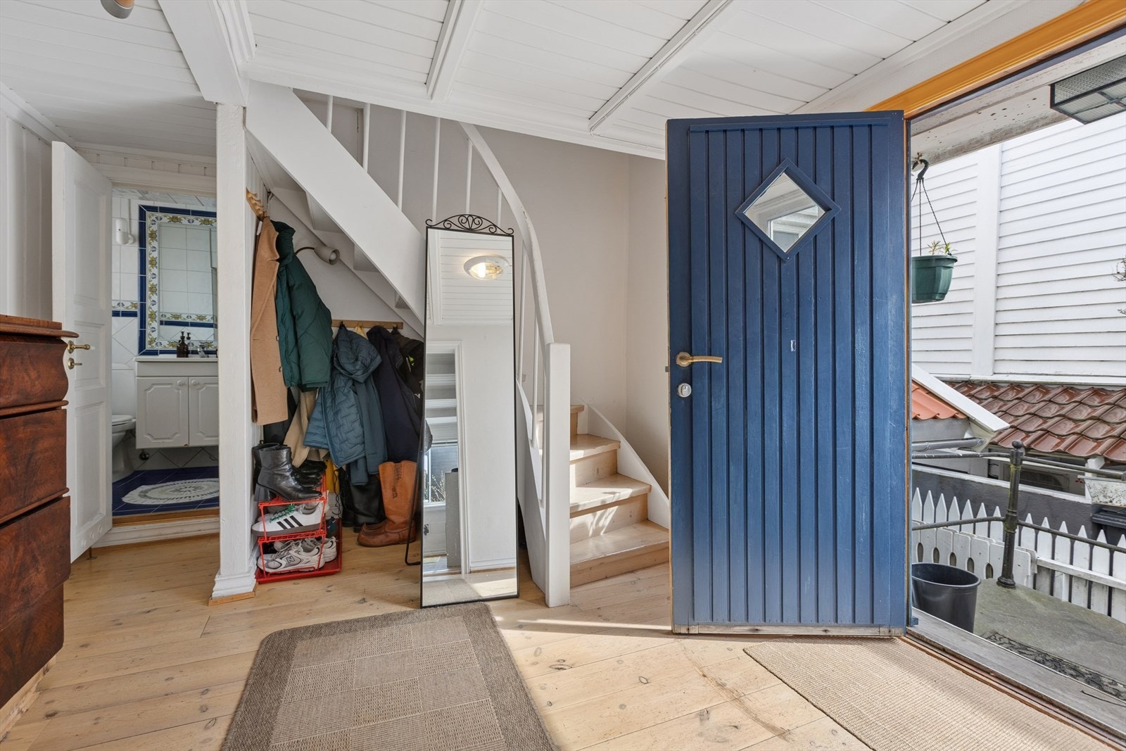 Fra entréen er det direkte tilgang til badet og videre inn til stuen, noe som skaper en praktisk flyt i hverdagen. Galleribilde