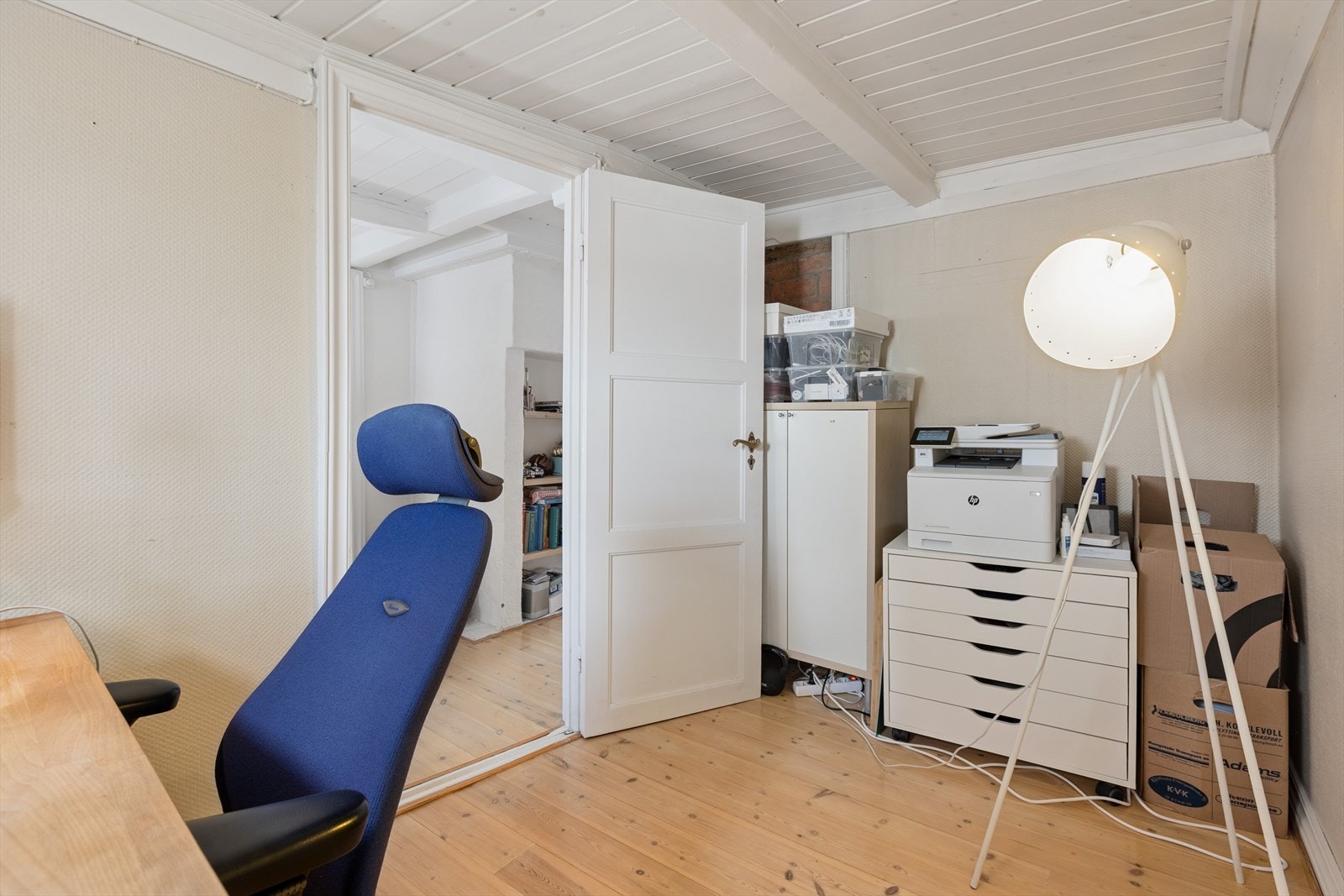 Rommet har en praktisk størrelse som gir fleksibilitet i bruk, enten som soverom, kontor eller hobbyrom. Galleribilde