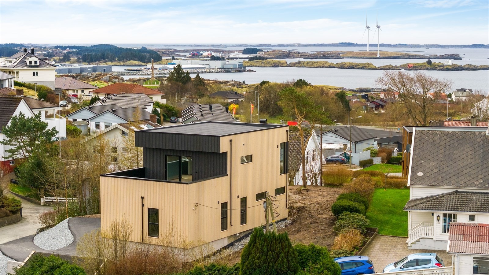 Eiendommen ligger høyt og fritt på toppen av Gard med spektakulær 360 graders utsikt over byen, vakker natur og mot Slettå - en utsikt som må ses! Galleribilde