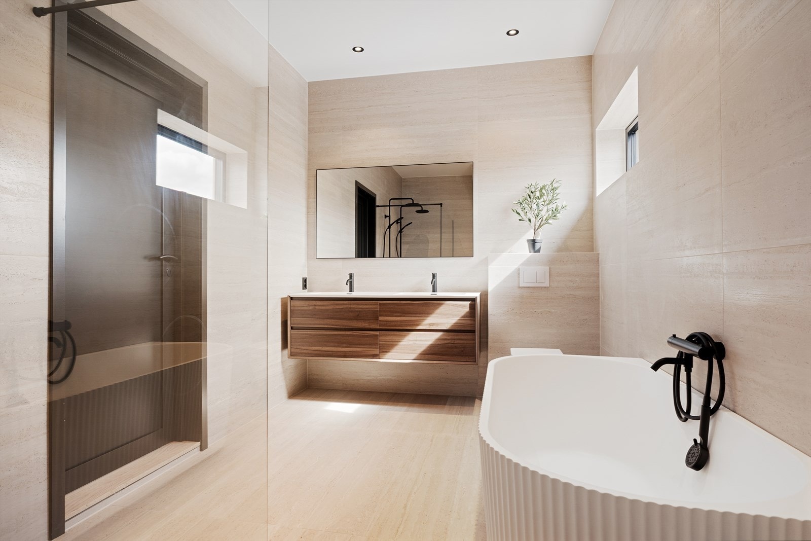 I 1. etasje finner du et lekkert med fliser på både gulv og vegger, samt elektriske varmekabler i gulvet - badet er utført av Askeland & Eikeland AS Galleribilde