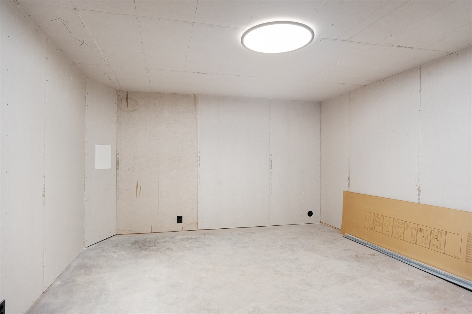 Stor bod innenfor vaskerom/teknisk rom med masse oppbevaringsplass Galleribilde