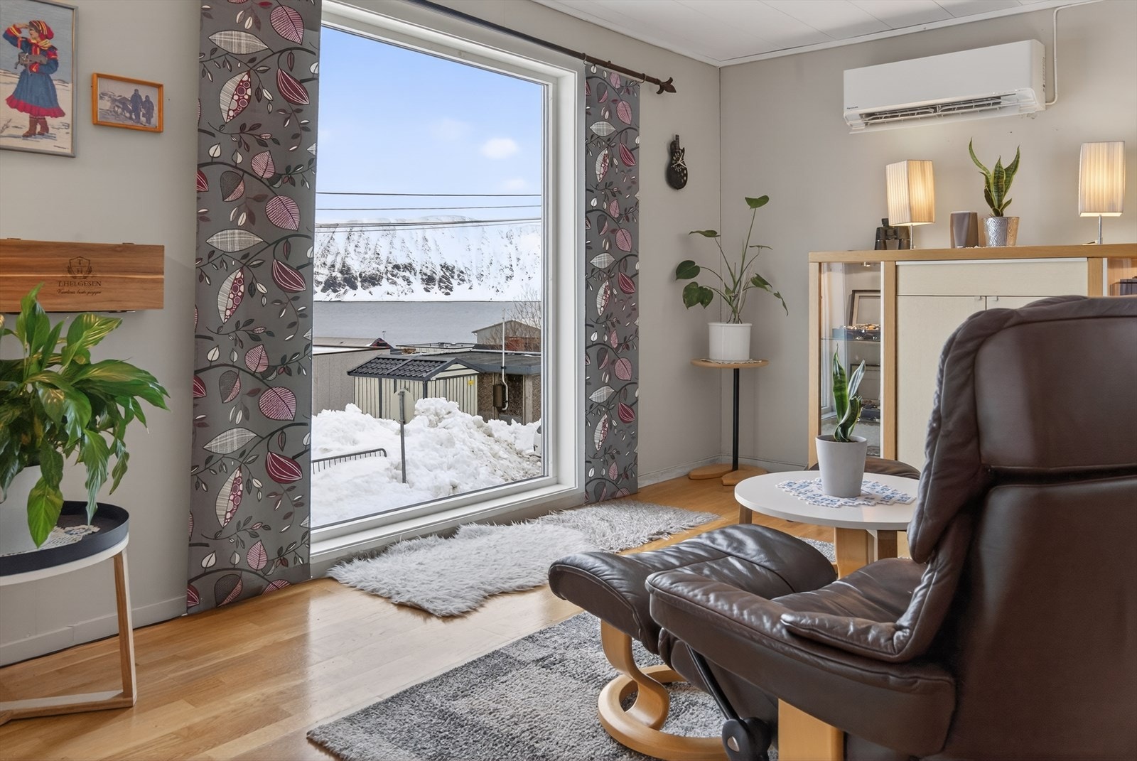 Utsikt fra godstolen i stuen Galleribilde