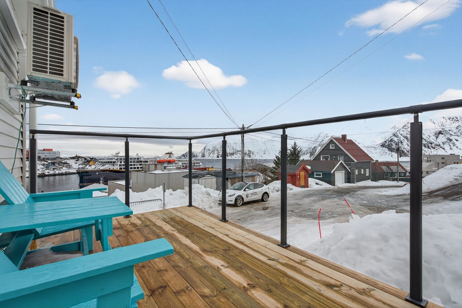 Veranda med utgang fra stue i 2. etasje Galleribilde