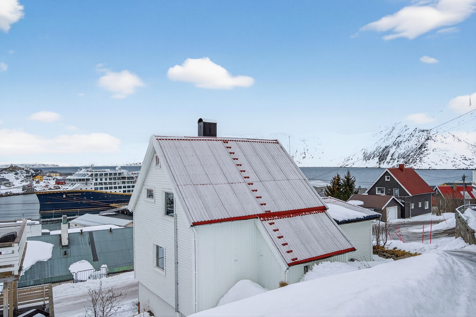 Sjarmerende hus med fantastisk utsikt over hav og fjell. Rolig og tilbaketrukket beliggenhet Galleribilde