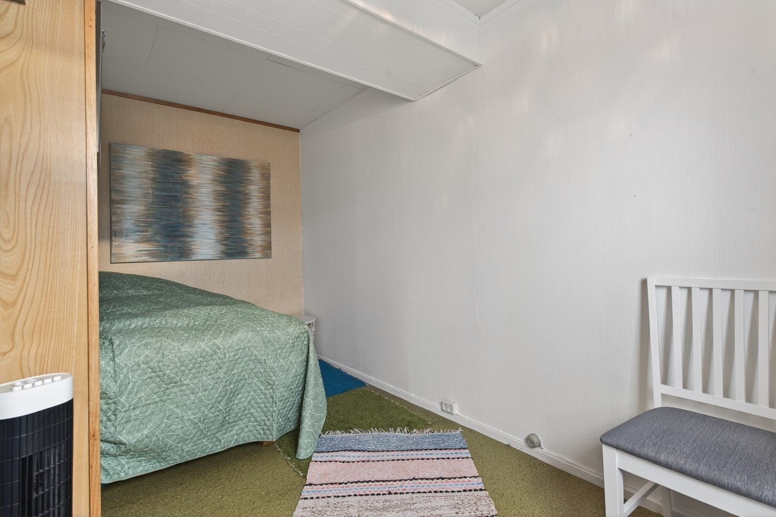 Lyst og koselig soverom med plass til seng og møbler, perfekt for en rolig og avslappende atmosfære. Galleribilde