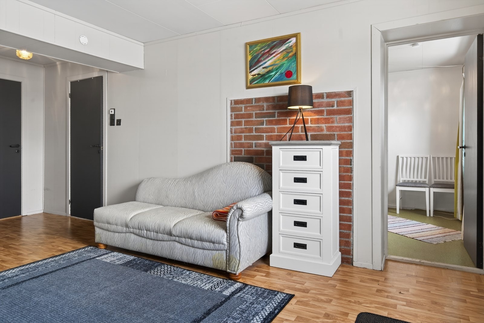 Lys og innbydende adkomst til boligen, med rikelig plass Galleribilde