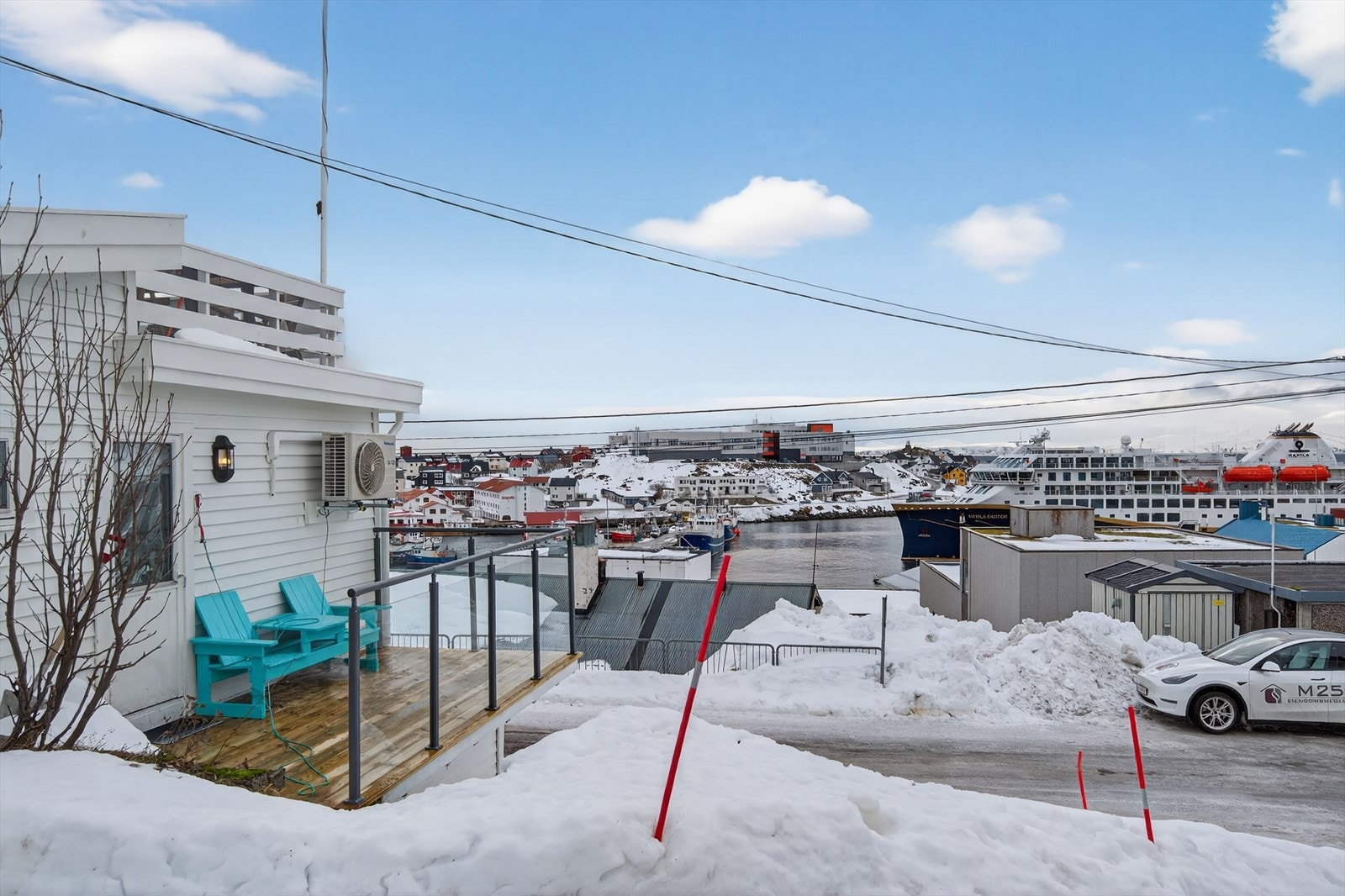 Veranda med utgang fra stue i 2. etasje Galleribilde
