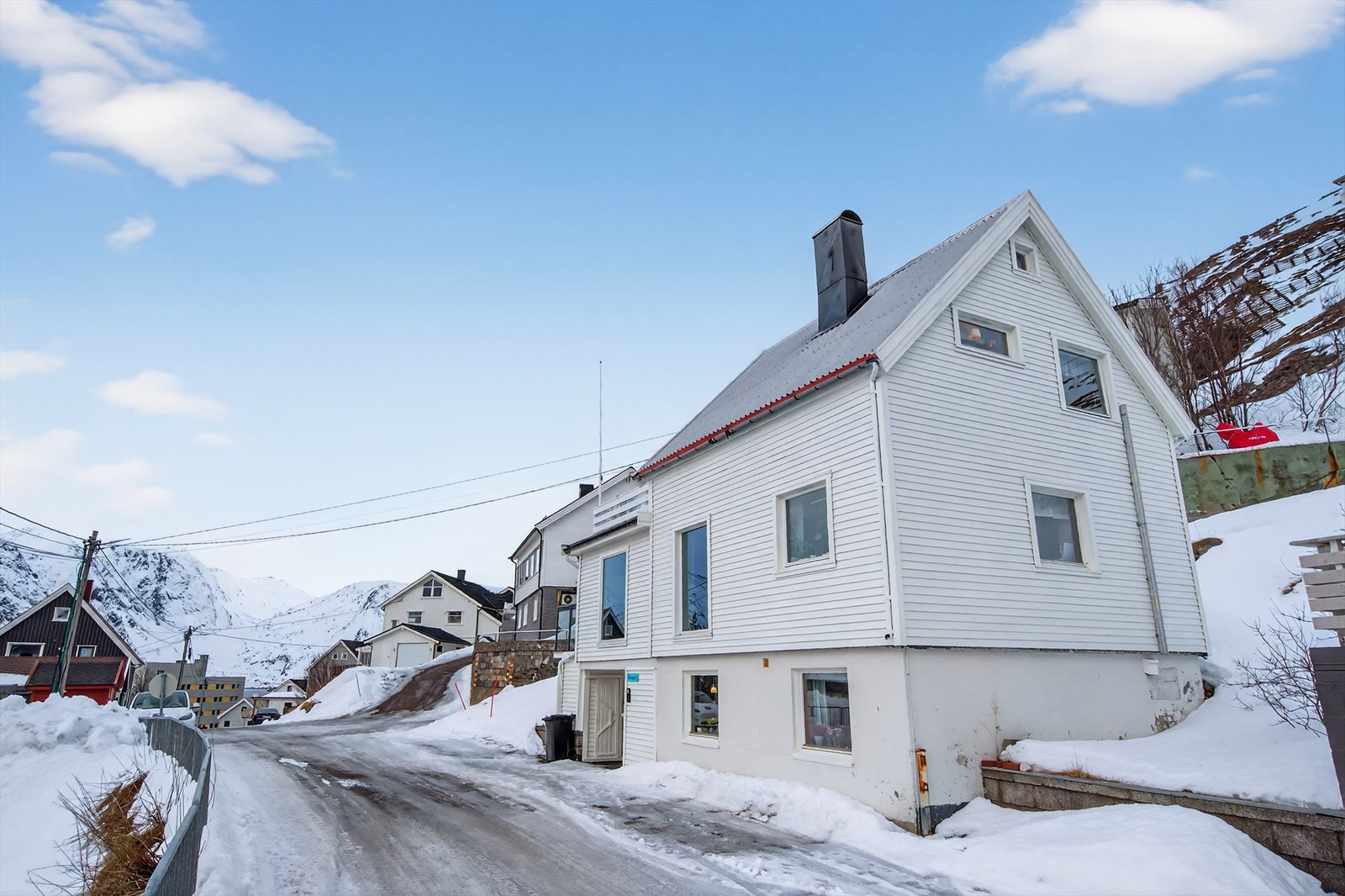 Sjarmerende hus i naturskjønne omgivelser, med nærhet til fjell og vakker utsikt. Perfekt for friluftsentusiaster og naturglade familier. Galleribilde
