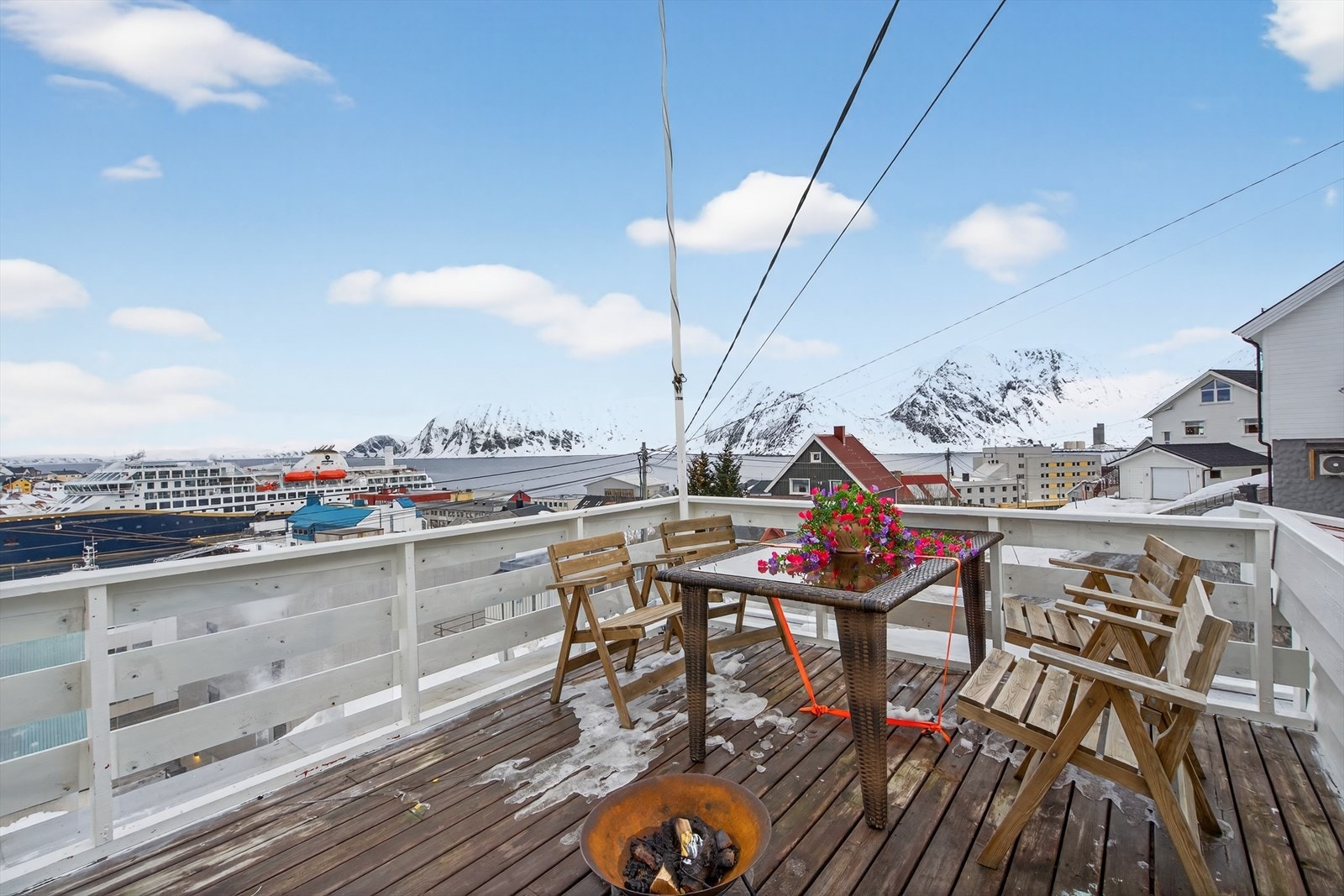 Takterrasse i tredje etasje, med spektakulær utsikt mot fjorden! Galleribilde