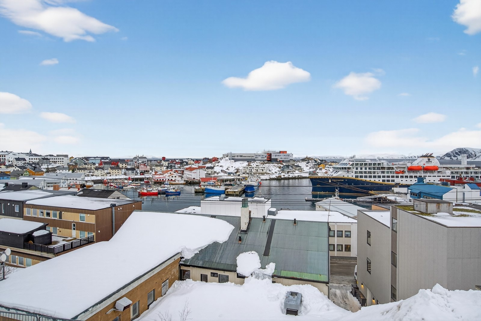 Fantastisk utsikt over havnen med båter og sjarmerende hus, perfekt for de som elsker kystliv og naturskjønnhet. Galleribilde
