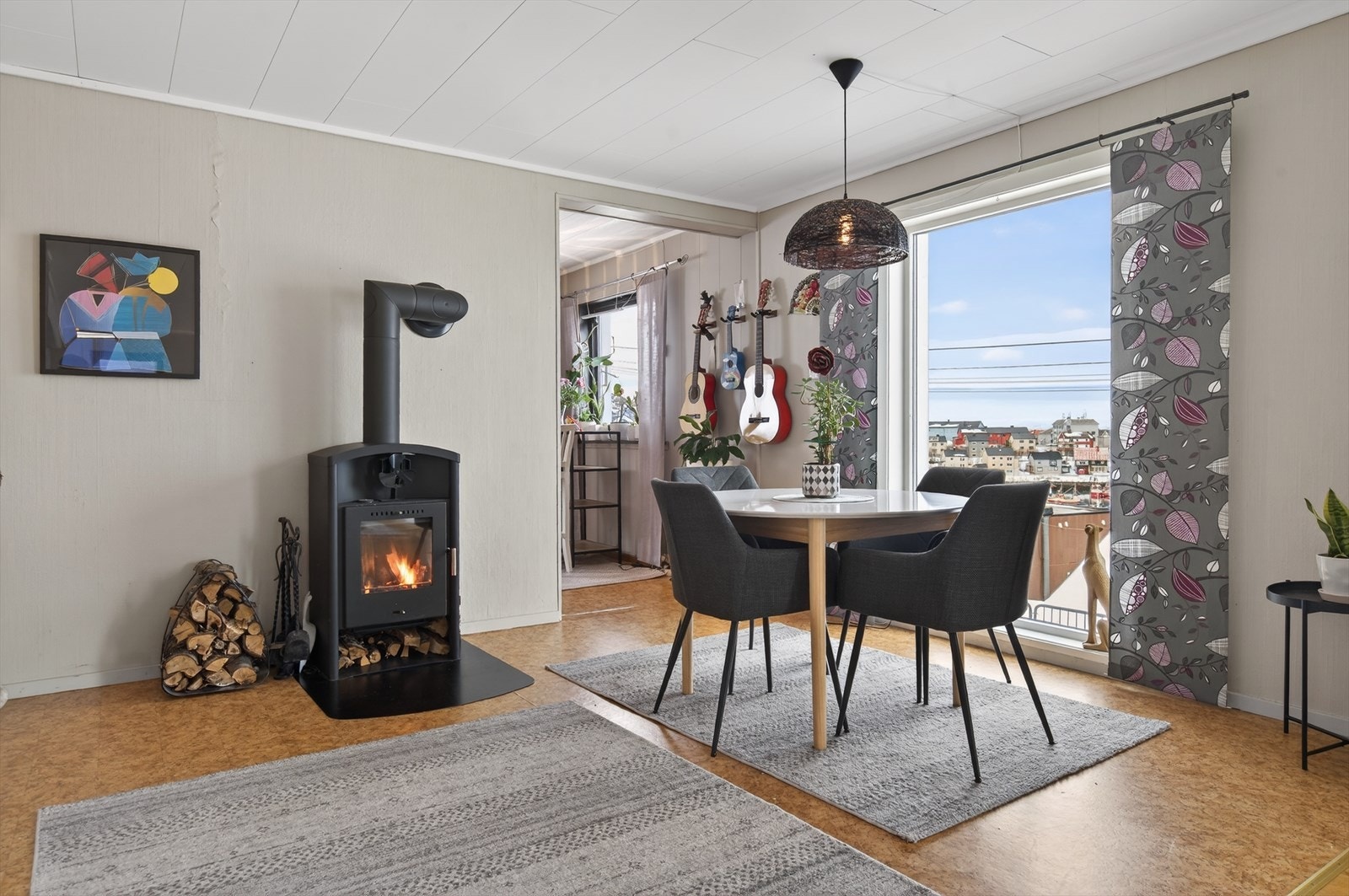 Lys og innbydende spisestue med store vinduer som gir fantastisk utsikt. Perfekt for hyggelige måltider med familie og venner. Galleribilde