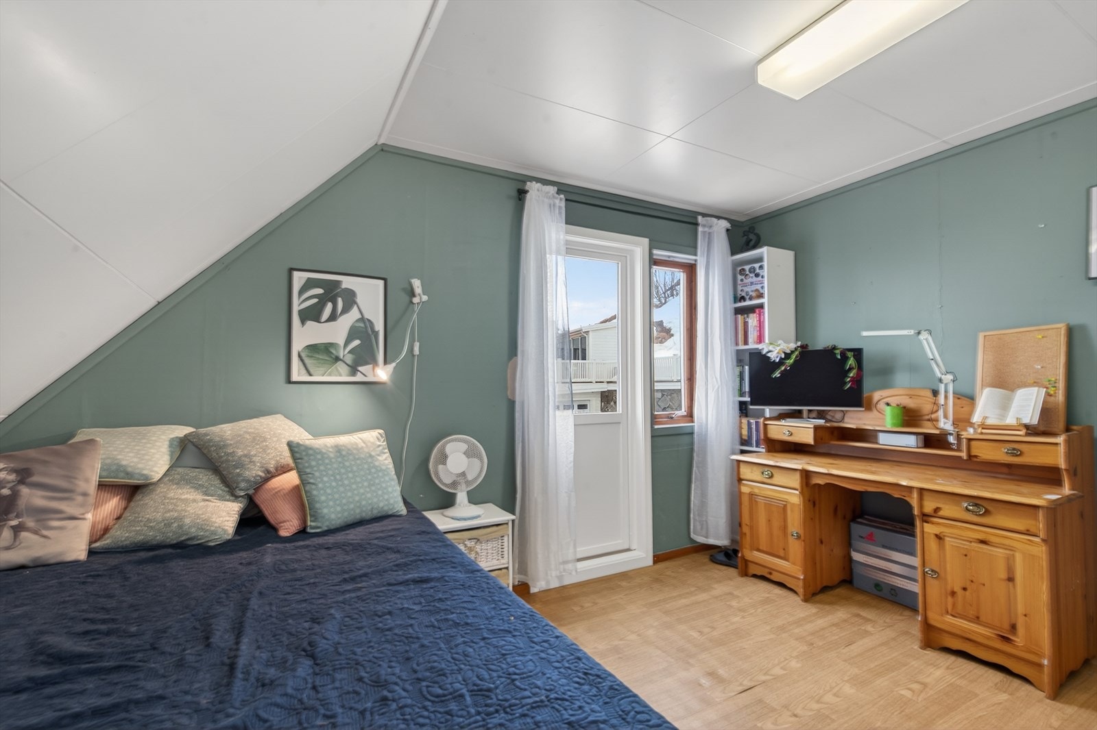 Lys og innbydende loftsrom med skråtak, perfekt som soverom eller kontor. Galleribilde
