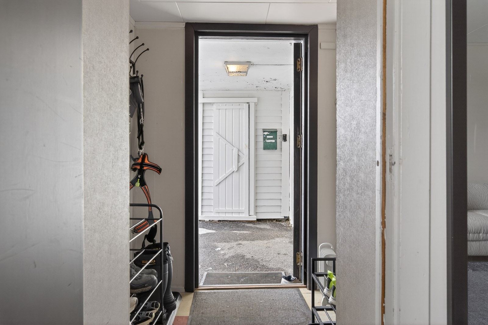 En praktisk inngang med god plass til oppbevaring av sko og utstyr Galleribilde