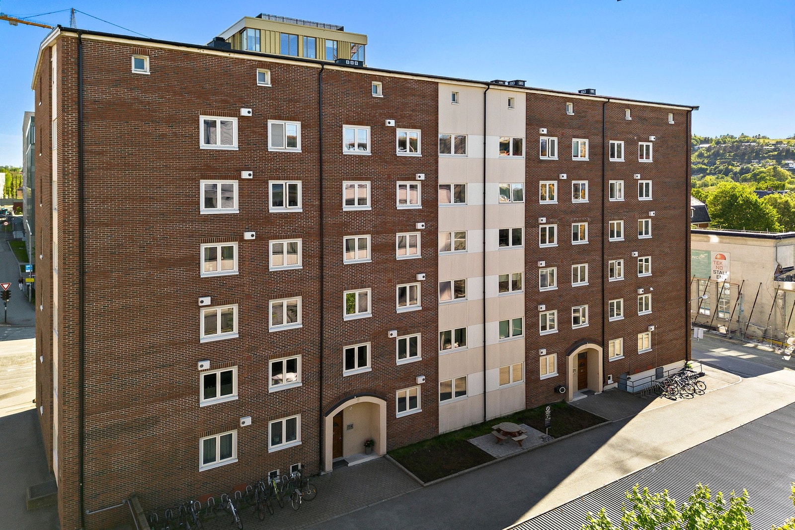 Leilighetens felleskostnader på 4 128 kr i mnd. og inkluderer både fjernvarme og bredbåndstilknytning. Galleribilde