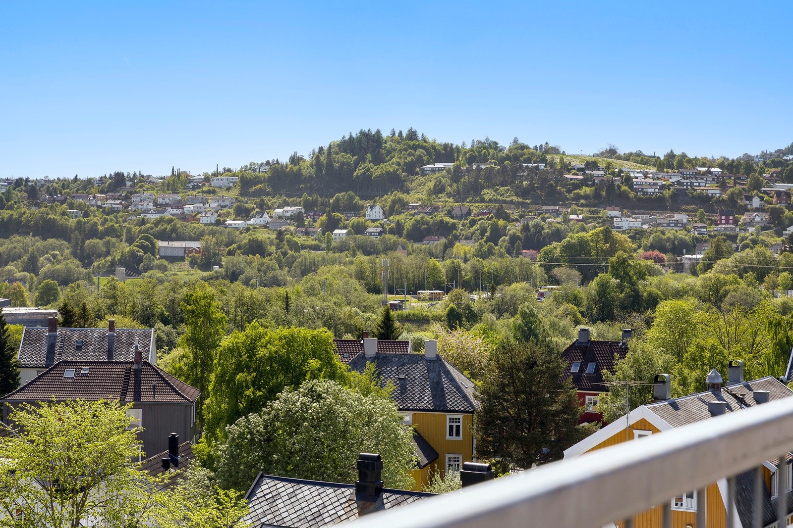 Fra balkongen nyter du flott utsikt mot Byåsen. Galleribilde