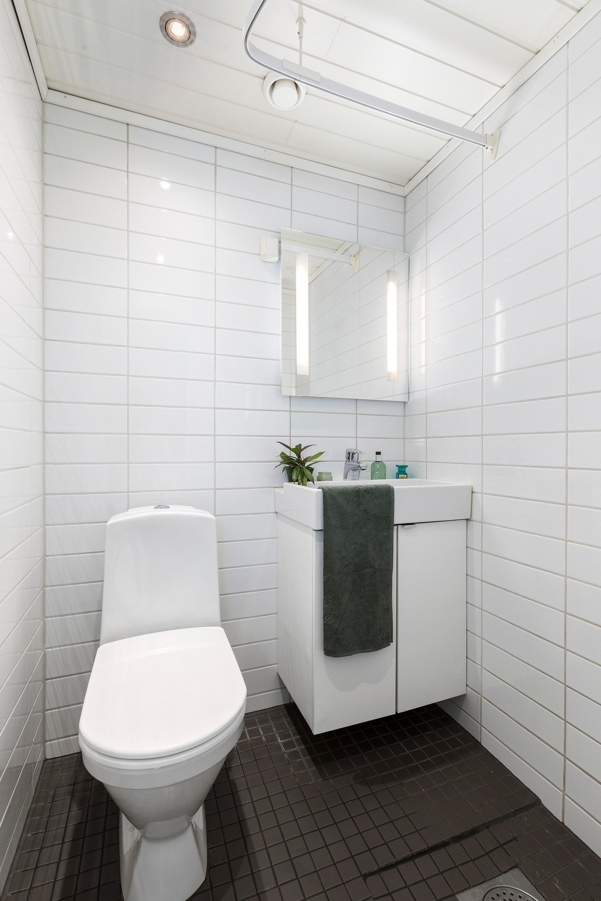 Flislagt baderom oppgradert i 2010 med downlights i himling samt et tidløst uttrykk. Boligen har egen oppvaskmaskin og vaskemaskin, i tillegg til tilgang til felles vaskeri. Galleribilde