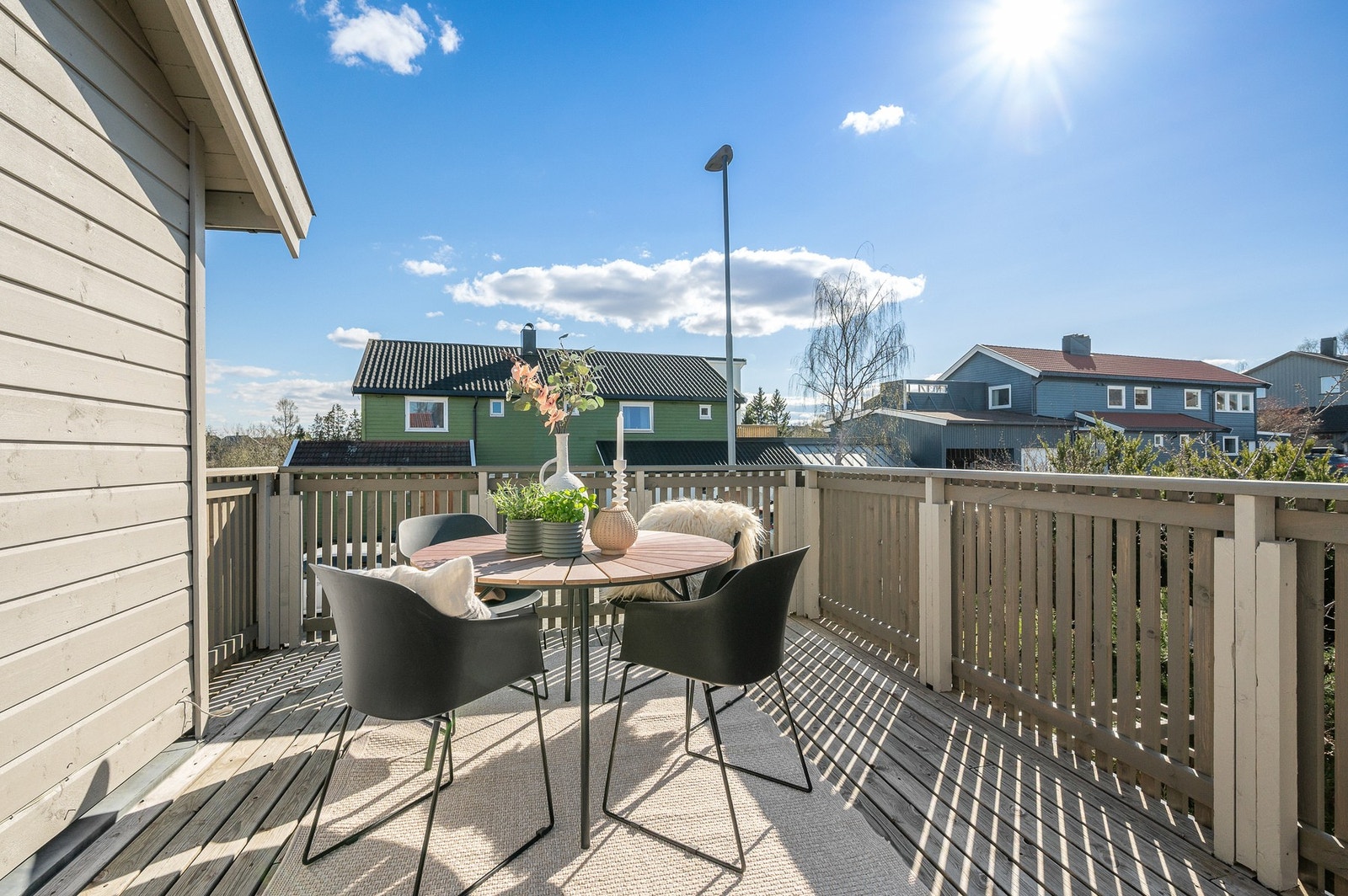 På terrassen nytes sola det meste av dagen, og sola står på til sen kveld. Galleribilde
