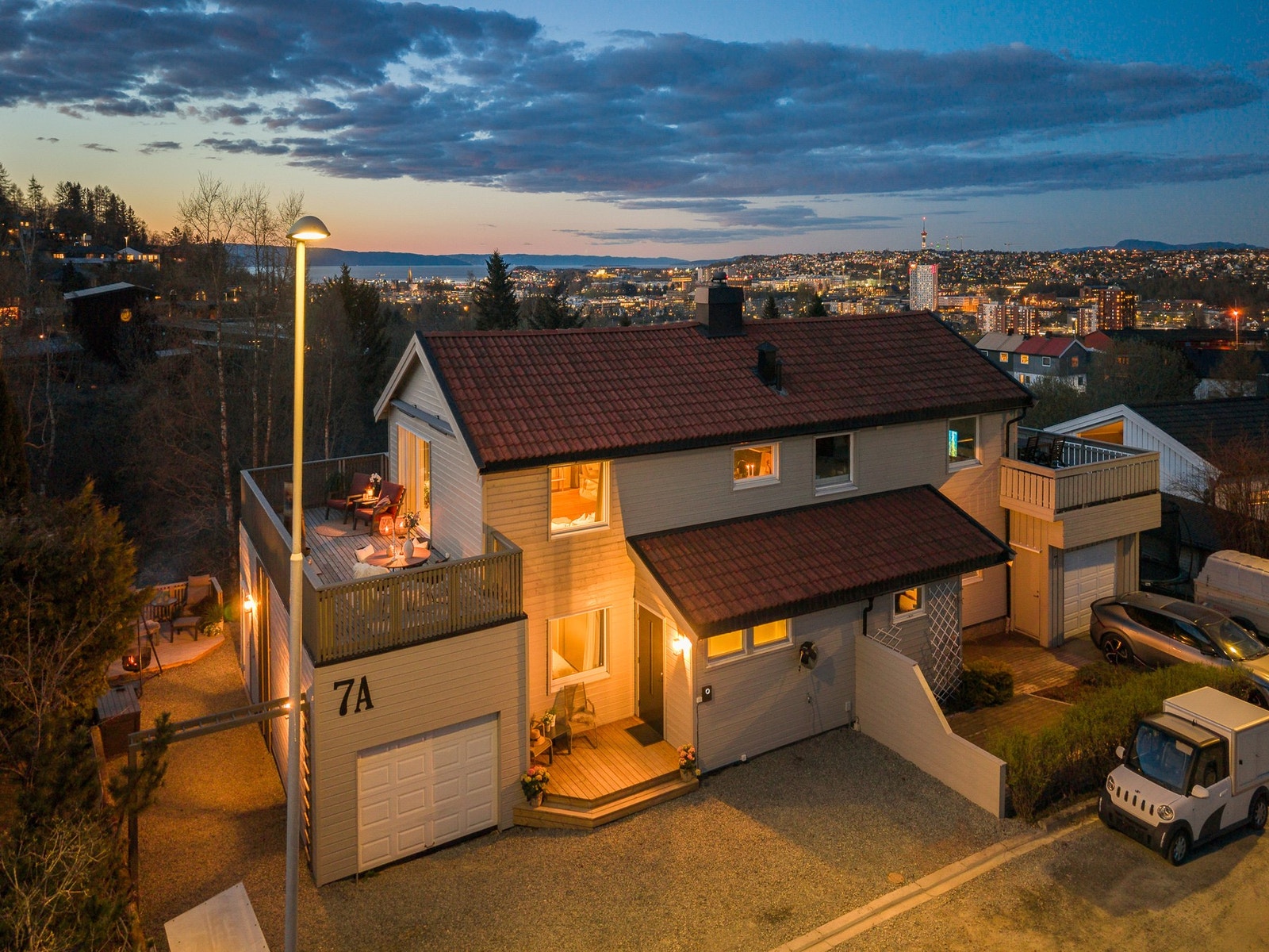 Velkommen til Svalevegen 7 a - en meget pen og innholdsrik halvpart på 136m2 BRA-i med ypperlig beliggenhet på Byåsen! Galleribilde