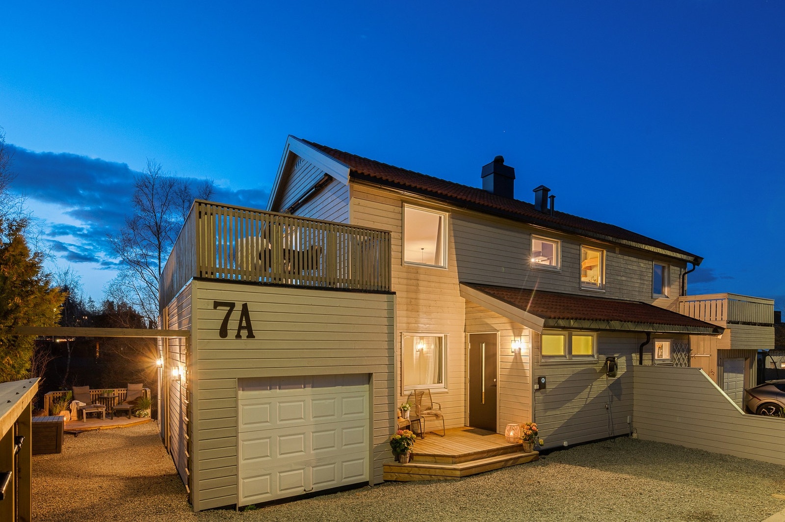 En meget flott halvpart med solrike uteplasser - sørvegg og gavlvegg er malt opp i år. Galleribilde