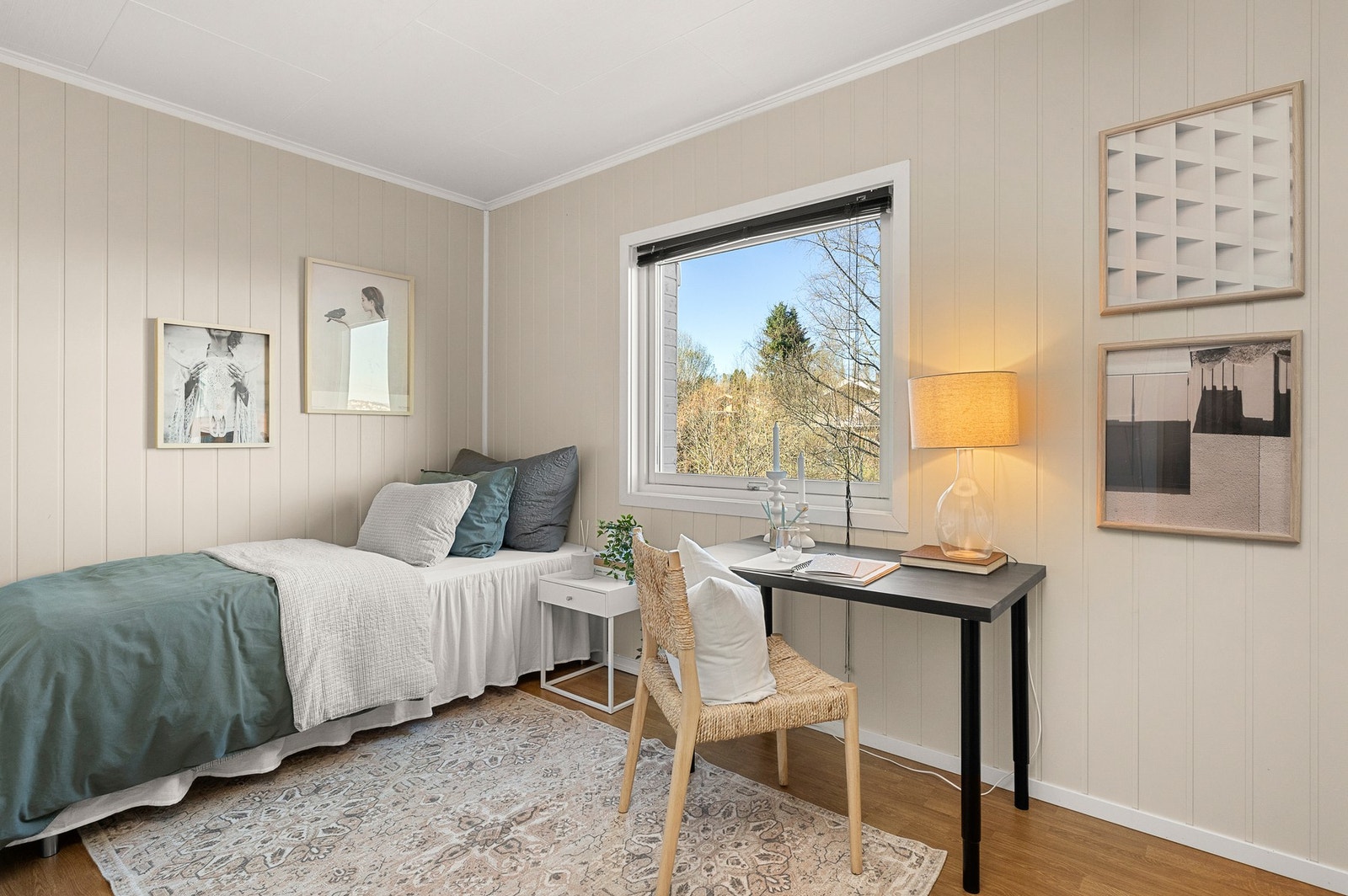 Soverom 2 på ca 8,5m2 har god plass til både seng og arbeidspult. Galleribilde