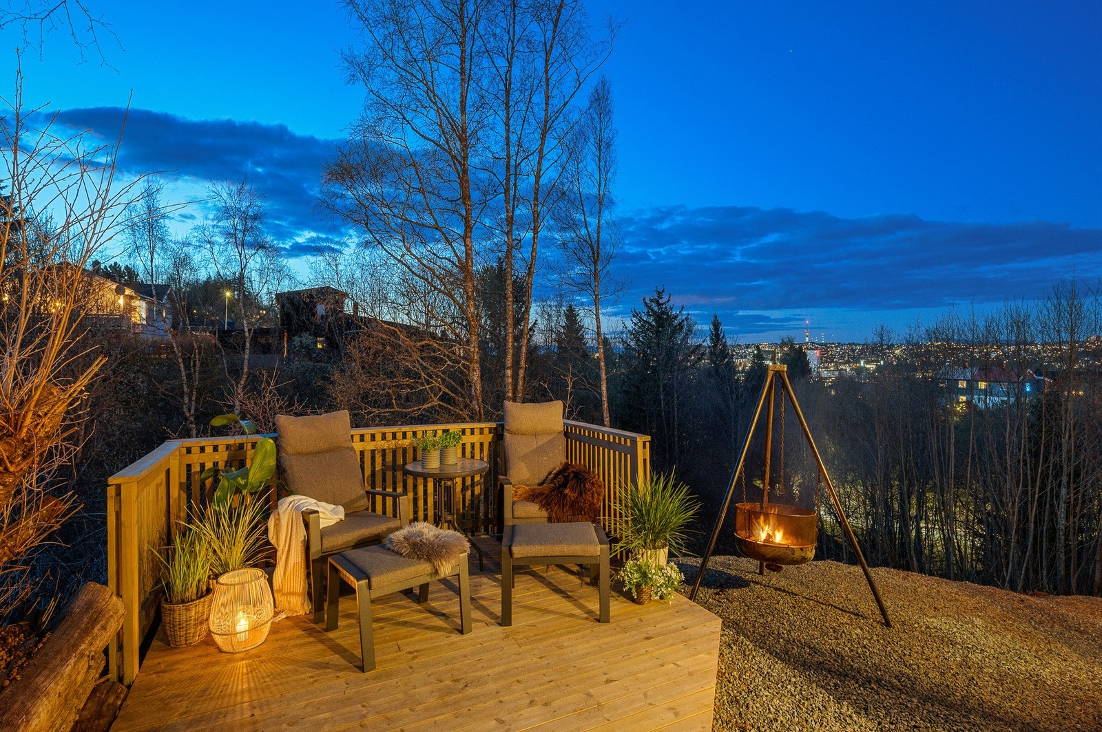 Herlig uteplass med markterrasse (nybygd), ypperlig for kveldskos med bålpanna. Galleribilde